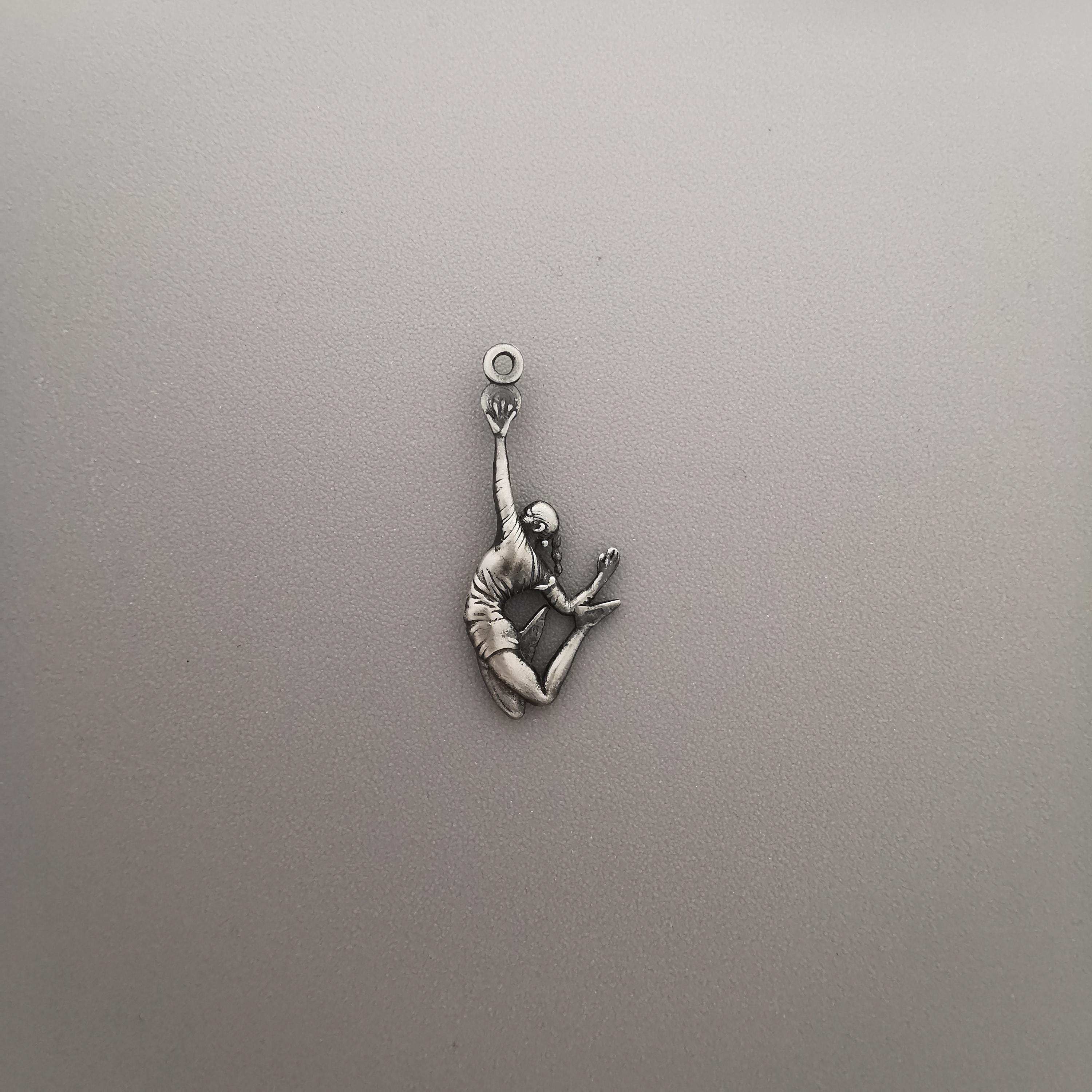 Волейболистка – Женски спортен медальон с винтидж покритие – Сребро 925 – Ръчно изработено бижу/талисман – SSJ
