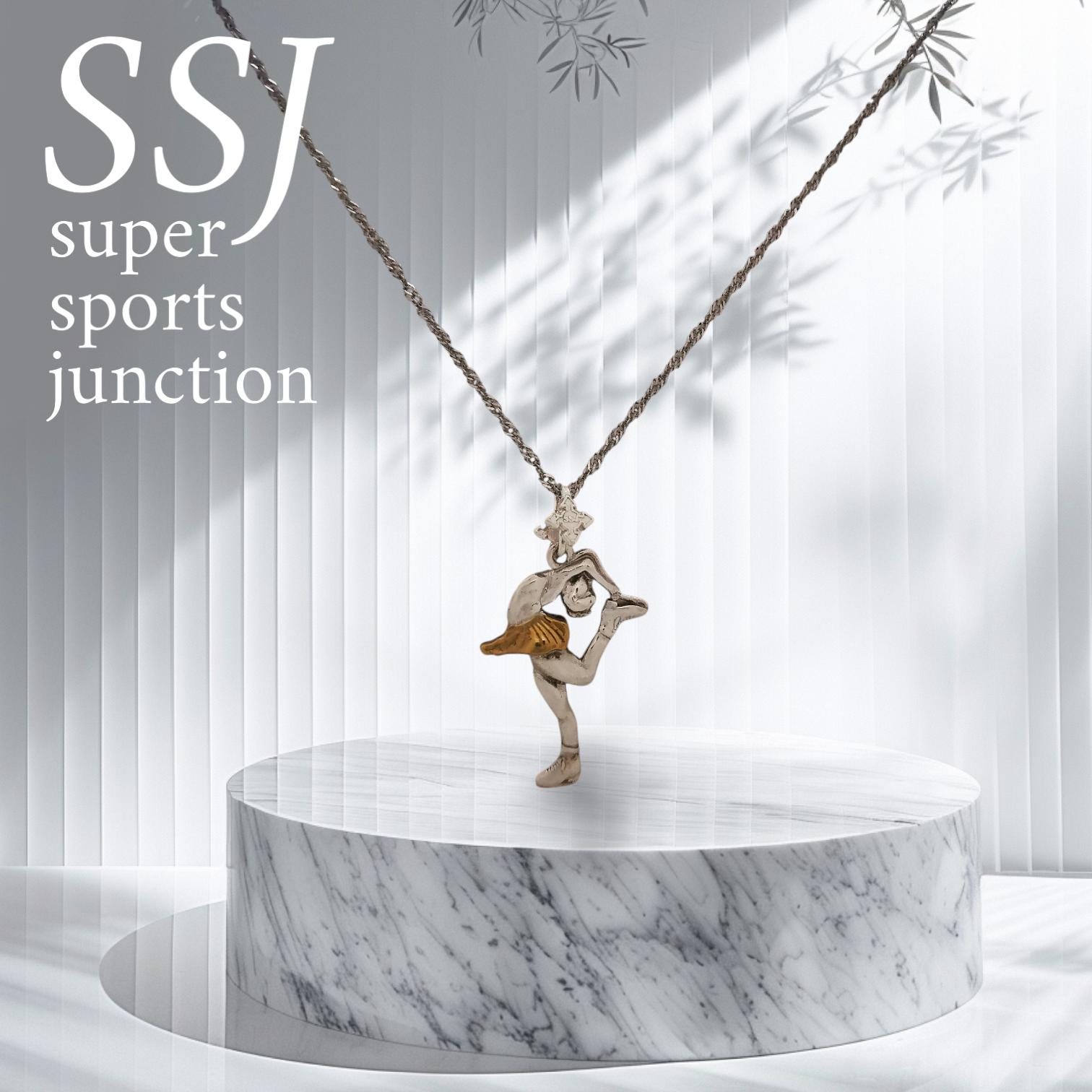 Фигурно пързаляне (Биелманов пирует) – Дамски спортен медальон от сребро 925 с частично позлатено покритие – Ръчно изработено спортно бижу – Идеален подарък за жена, фенка на фигурното пързаляне – SSJ