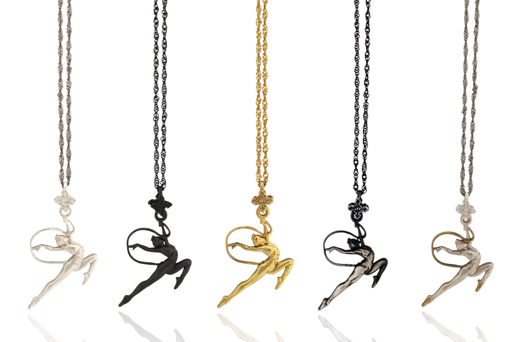 Художествена гимнастика (съчетание с лента) – Дамски спортен медальон от сребро 925 с позлатено покритие – Ръчно изработено спортно бижу – Идеален подарък за жена, фенка на художествената гимнастика – SSJ