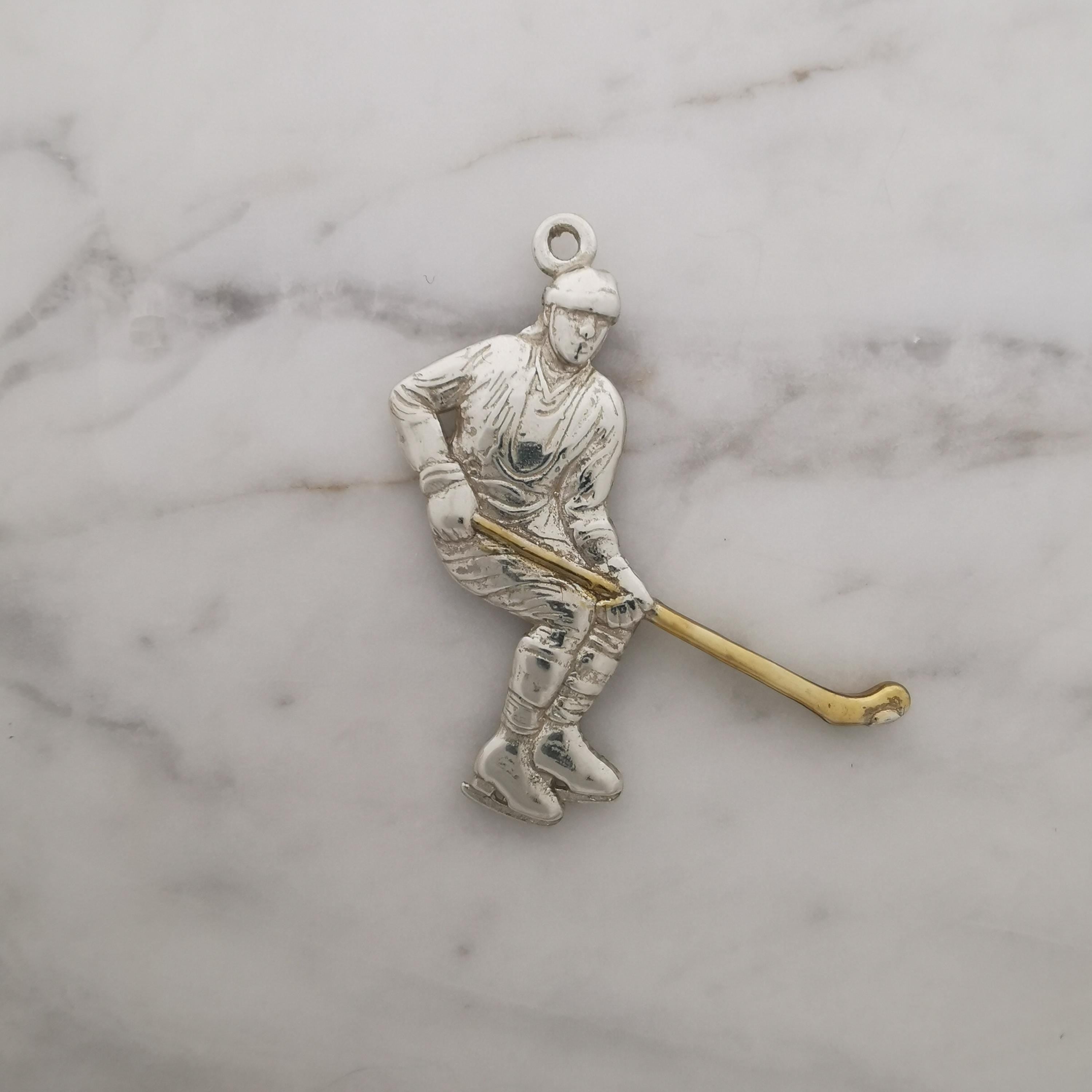 Хокеист – Мъжки спортен медальон от сребро 925 с частично позлатено покритие – Ръчно изработено спортно бижу – Идеален подарък за мъж, фен на хокея – SSJ
