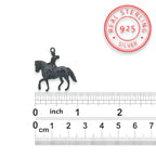 Конен спорт – Дамски медальон с фигура на ездачка – Оксидирано сребро 925 – Ръчно изработено спортно бижу/талисман конна езда – Идеален подарък за жена – SSJ