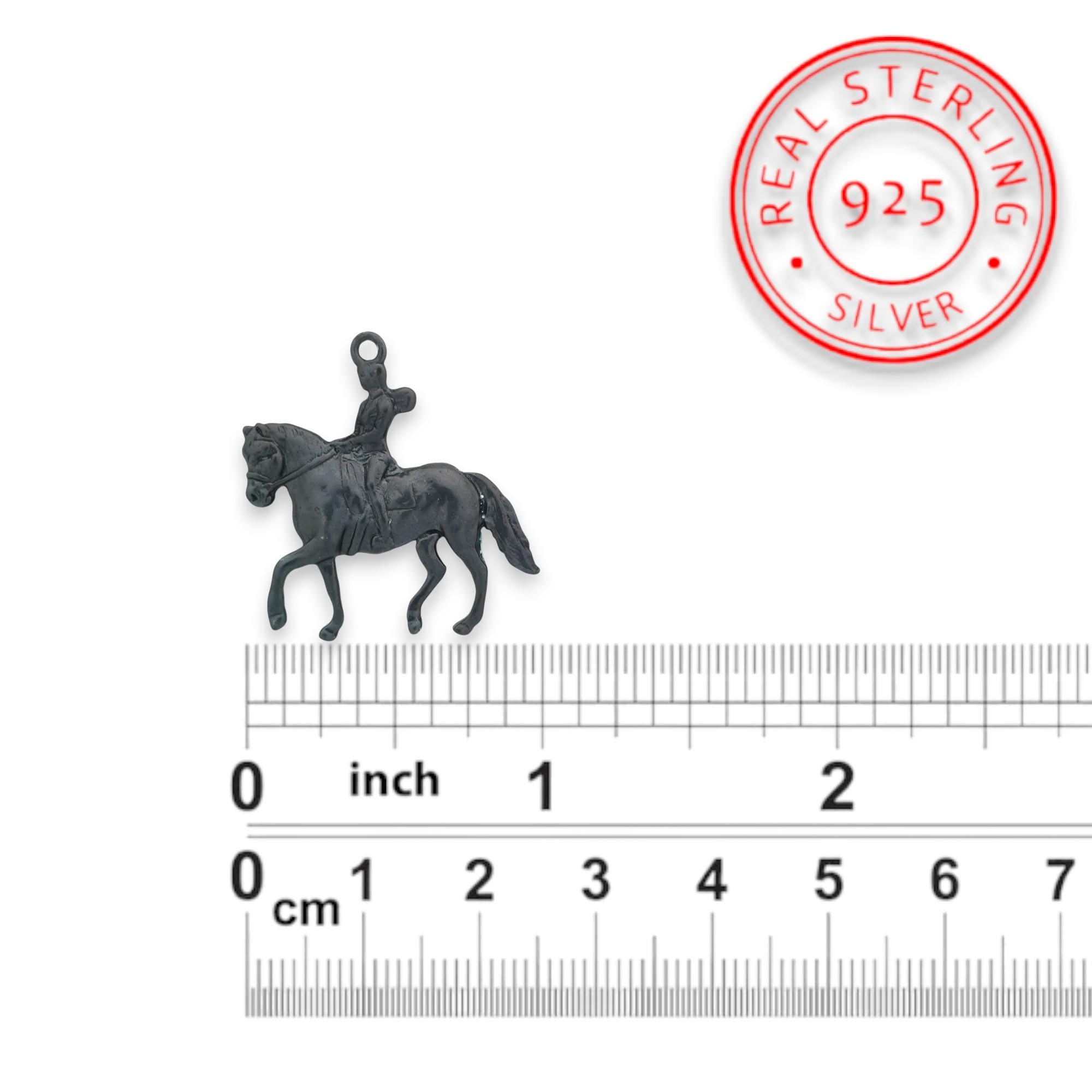 Конен спорт – Дамски медальон с фигура на ездачка – Оксидирано сребро 925 – Ръчно изработено спортно бижу/талисман конна езда – Идеален подарък за жена – SSJ