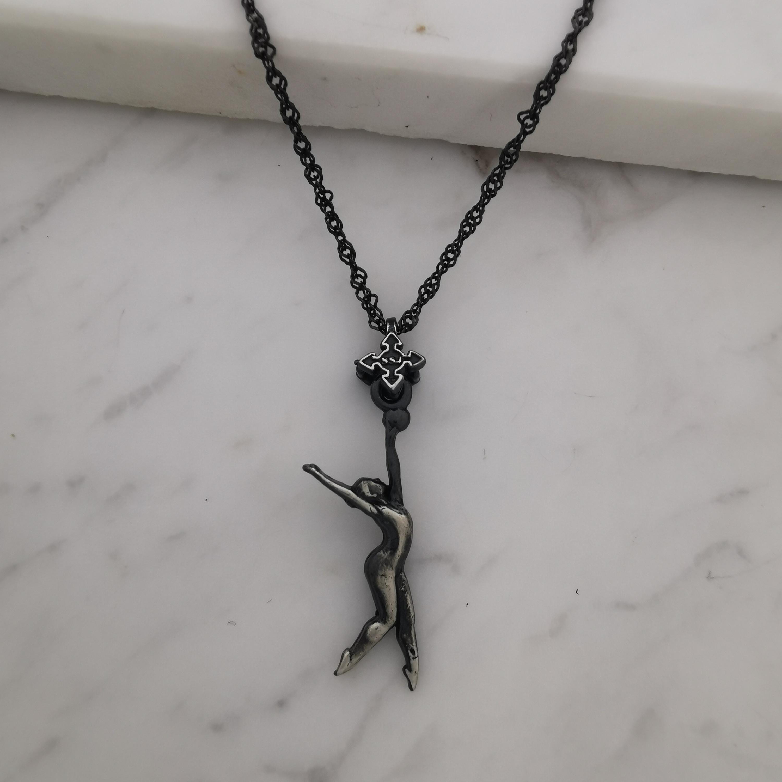 Художествена гимнастика (съчетание с топка) – Дамски спортен медальон от сребро 925 с винтидж покритие – Ръчно изработено спортно бижу – Идеален подарък за жена, фенка на художествената гимнастика – SSJ