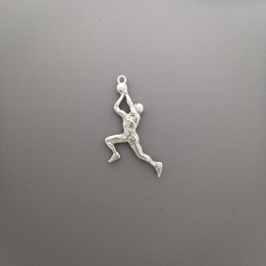 Баскетбол – Мъжки спортен медальон от сребро 925 с класическо полирано покритие – Ръчно изработено бижу талисман за баскетболисти и фенове – Идеален подарък за спортист, треньор или почитател – SSJ