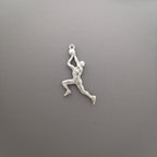 Баскетбол – Мъжки спортен медальон от сребро 925 с класическо полирано покритие – Ръчно изработено бижу талисман за баскетболисти и фенове – Идеален подарък за спортист, треньор или почитател – SSJ