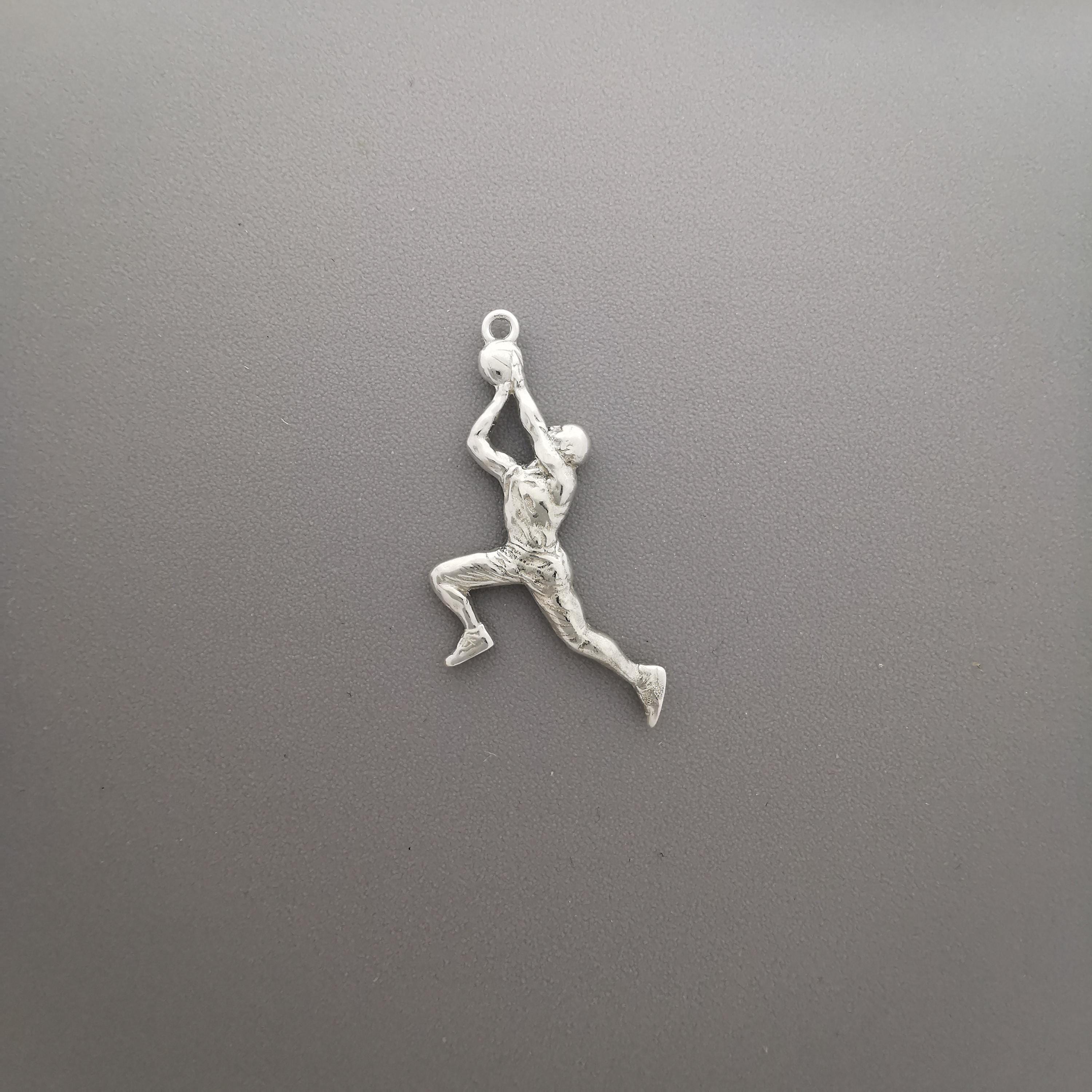 Баскетбол – Мъжки спортен медальон от сребро 925 с класическо полирано покритие – Ръчно изработено бижу талисман за баскетболисти и фенове – Идеален подарък за спортист, треньор или почитател – SSJ