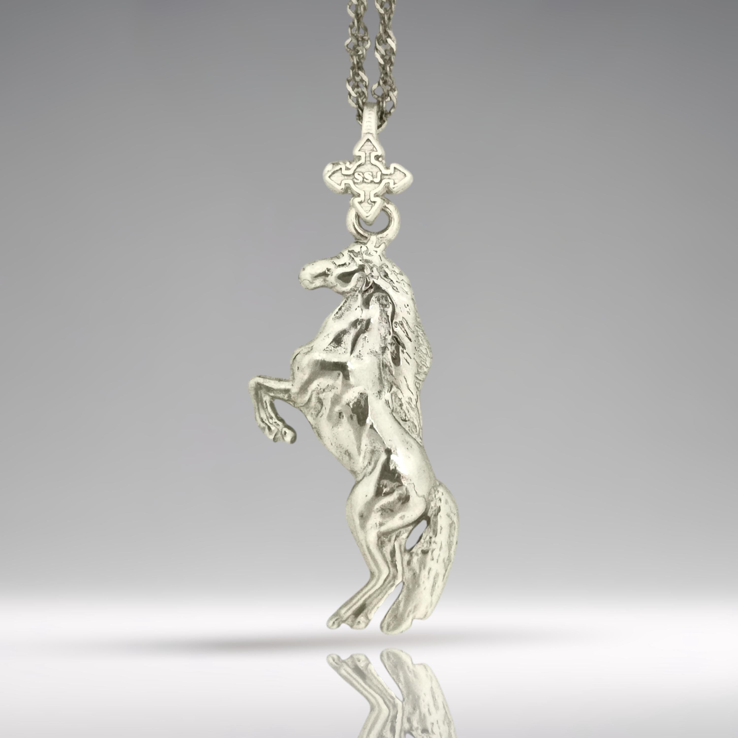 Кон – Мъжки спортен медальон – Класическо сребро 925 – Ръчно изработено бижу/талисман конен спорт – Идеален подарък – SSJ