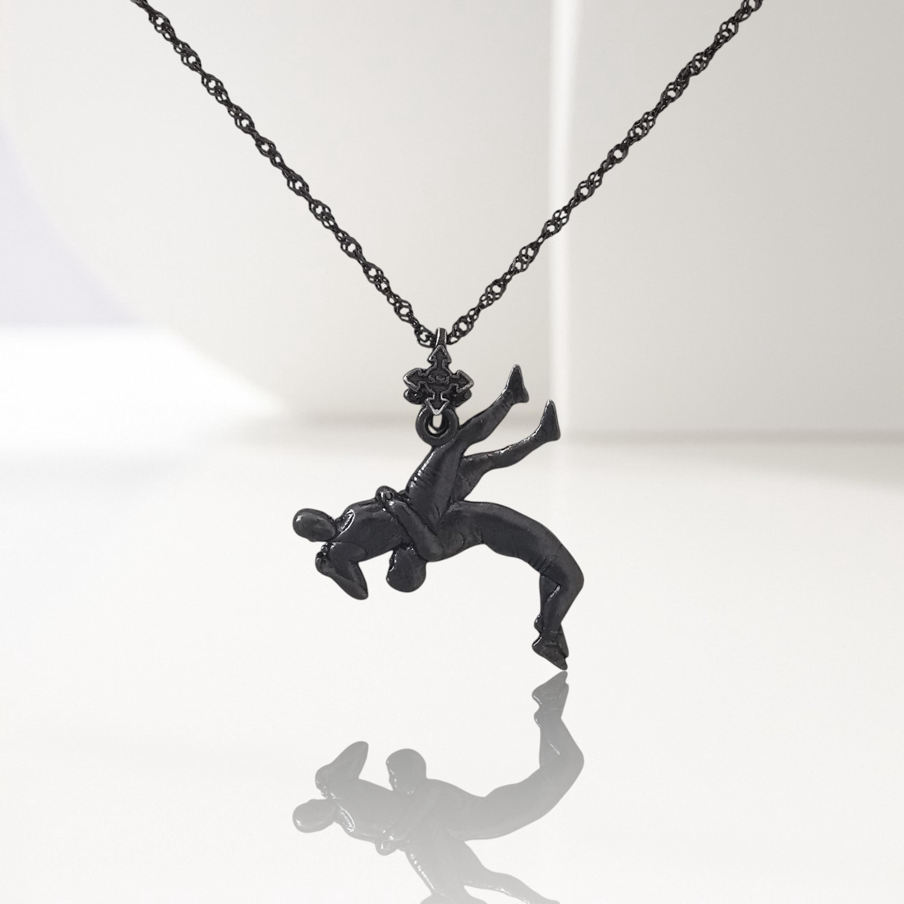 Борец – Мъжки спортен медальон за борба от сребро 925 с оксидирано покритие – Ръчно изработено бижу талисман за спортисти и фенове на бойните изкуства – SSJ