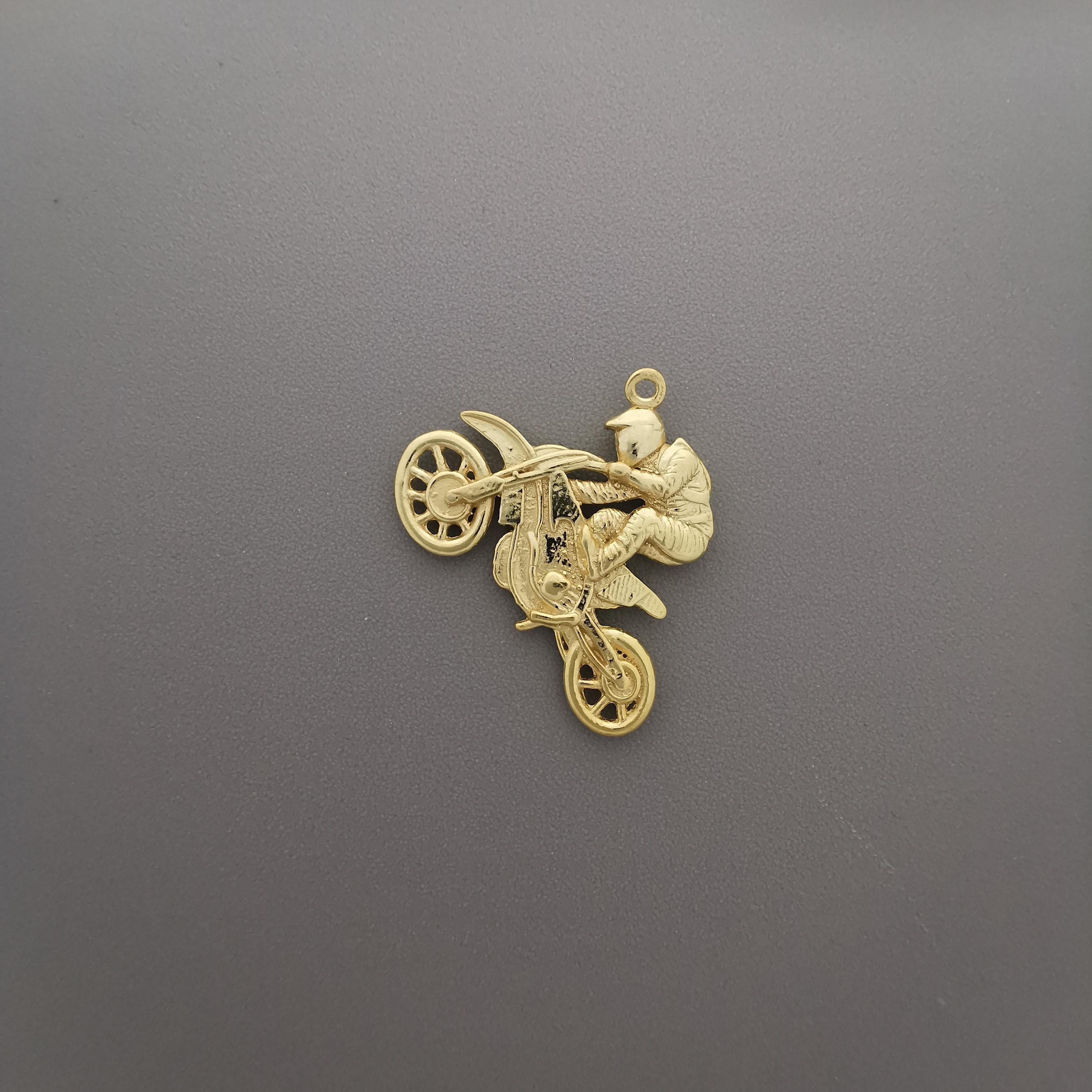 Мотокрос скок – Мъжки спортен медальон от сребро 925 с позлатено покритие – Ръчно изработено спортно бижу – Идеален подарък за мъж, фен на мотокроса – SSJ