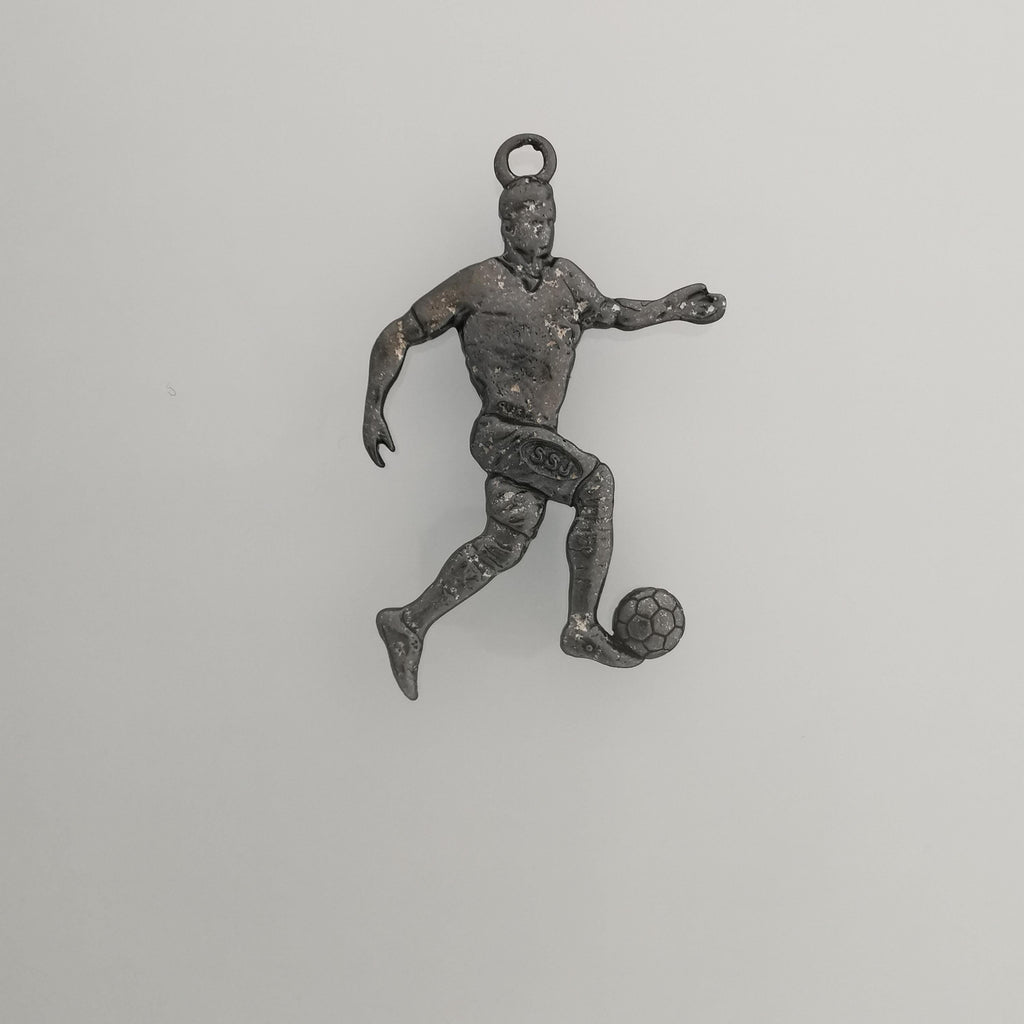 Футболист – Мъжки спортен медальон от сребро 925 с оксидирано покритие – Ръчно изработено спортно бижу – Идеален подарък за мъж, фен на футбола – SSJ