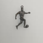 Футболист – Мъжки спортен медальон от сребро 925 с оксидирано покритие – Ръчно изработено спортно бижу – Идеален подарък за мъж, фен на футбола – SSJ