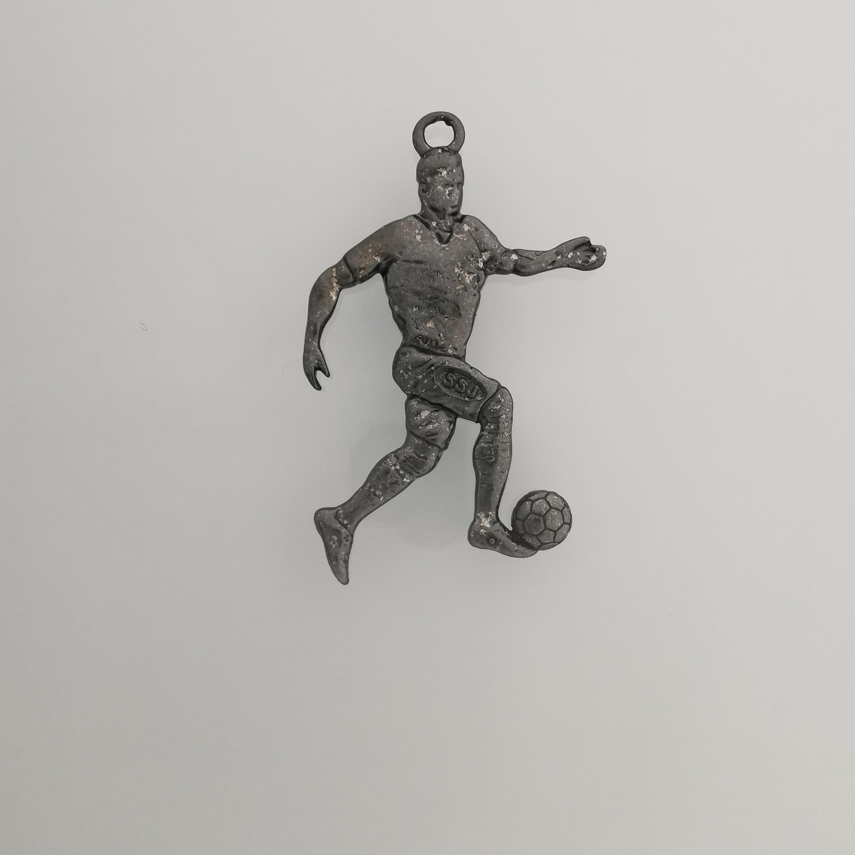 Футболист – Мъжки спортен медальон от сребро 925 с оксидирано покритие – Ръчно изработено спортно бижу – Идеален подарък за мъж, фен на футбола – SSJ