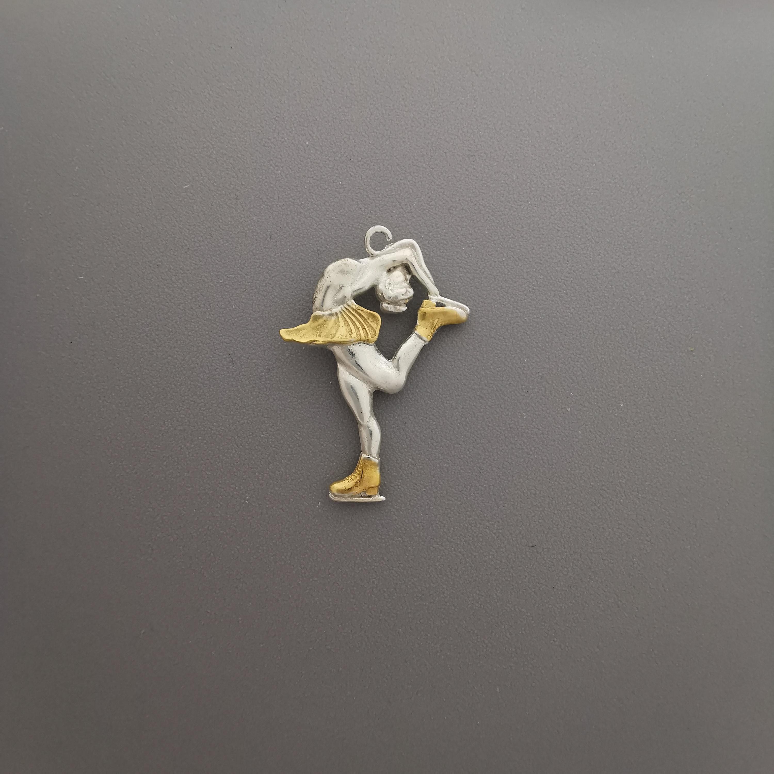 Фигурно пързаляне (Биелманов пирует) – Дамски спортен медальон от сребро 925 с частично позлатено покритие – Ръчно изработено спортно бижу – Идеален подарък за жена, фенка на фигурното пързаляне – SSJ