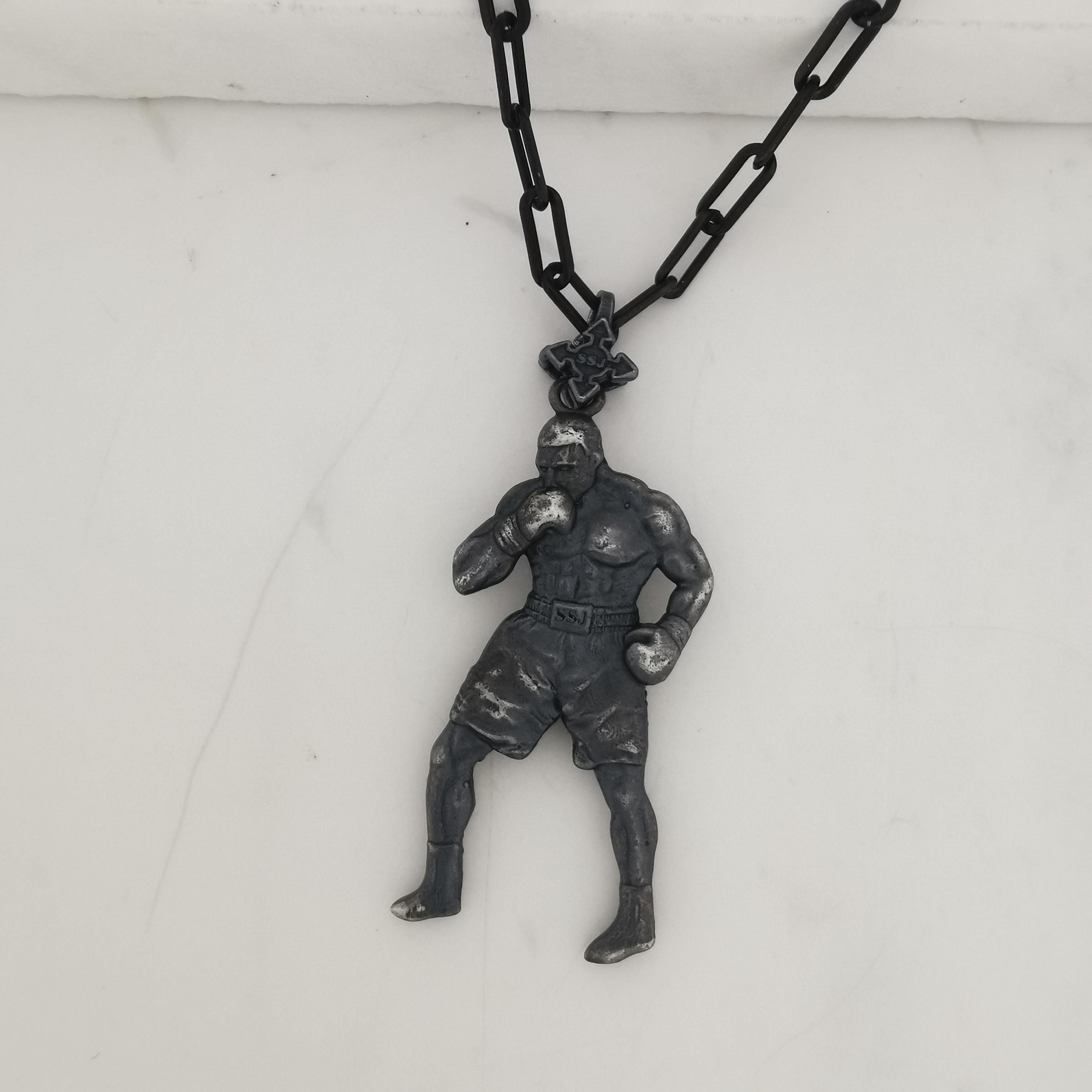 Боксьор – Мъжки спортен медальон за бойци, боксьори и MMA атлети от сребро 925 с оксидирано покритие – Ръчно изработено бижу талисман за бойни изкуства – SSJ