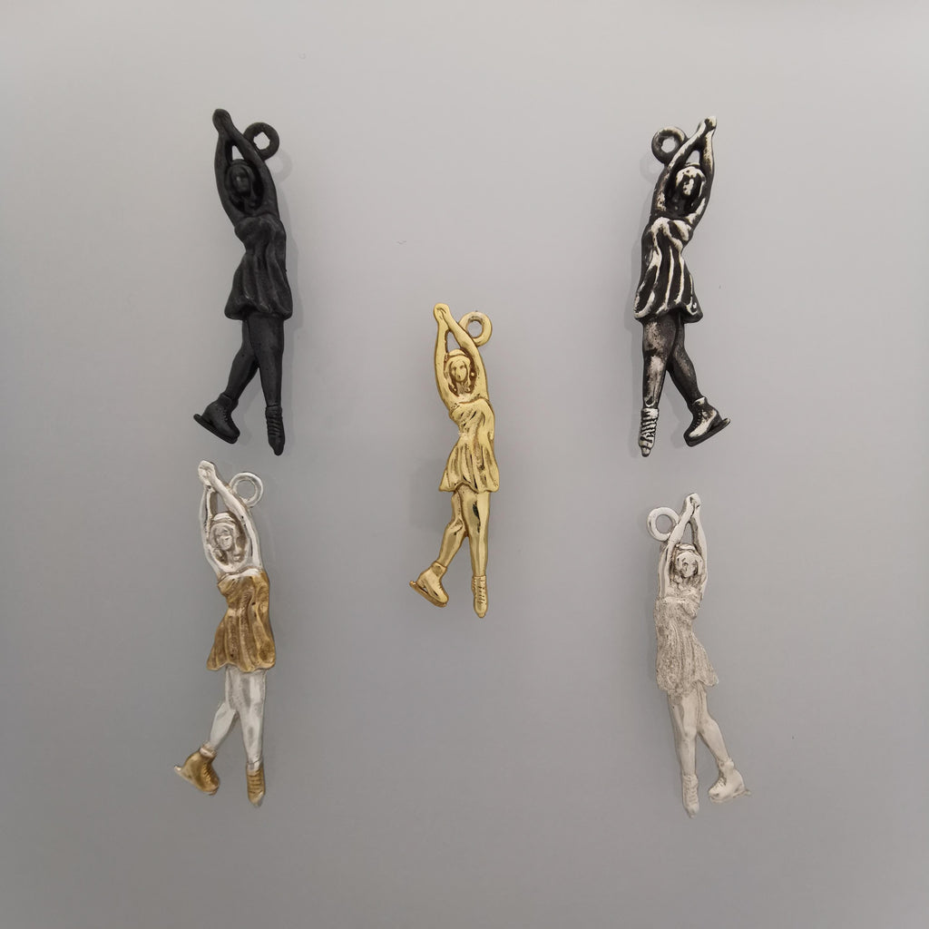 Фигурно пързаляне – Дамски спортен медальон от сребро 925 с позлатено покритие – Ръчно изработено спортно бижу – Идеален подарък за жена, фенка на фигурното пързаляне – SSJ