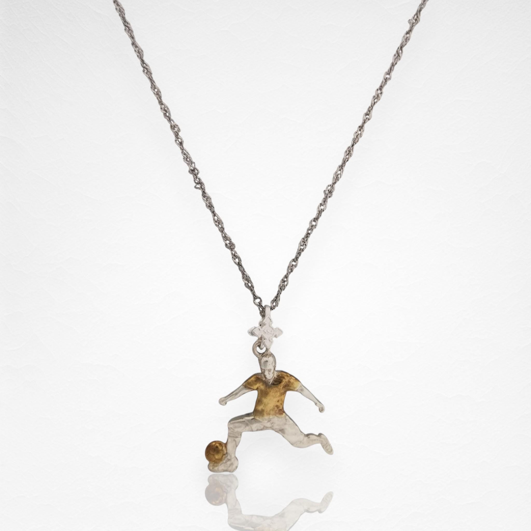 Футболист (удар с крак) – Мъжки спортен медальон от сребро 925 с частично позлатено покритие – Ръчно изработено спортно бижу – Идеален подарък за мъж, фен на футбола – SSJ