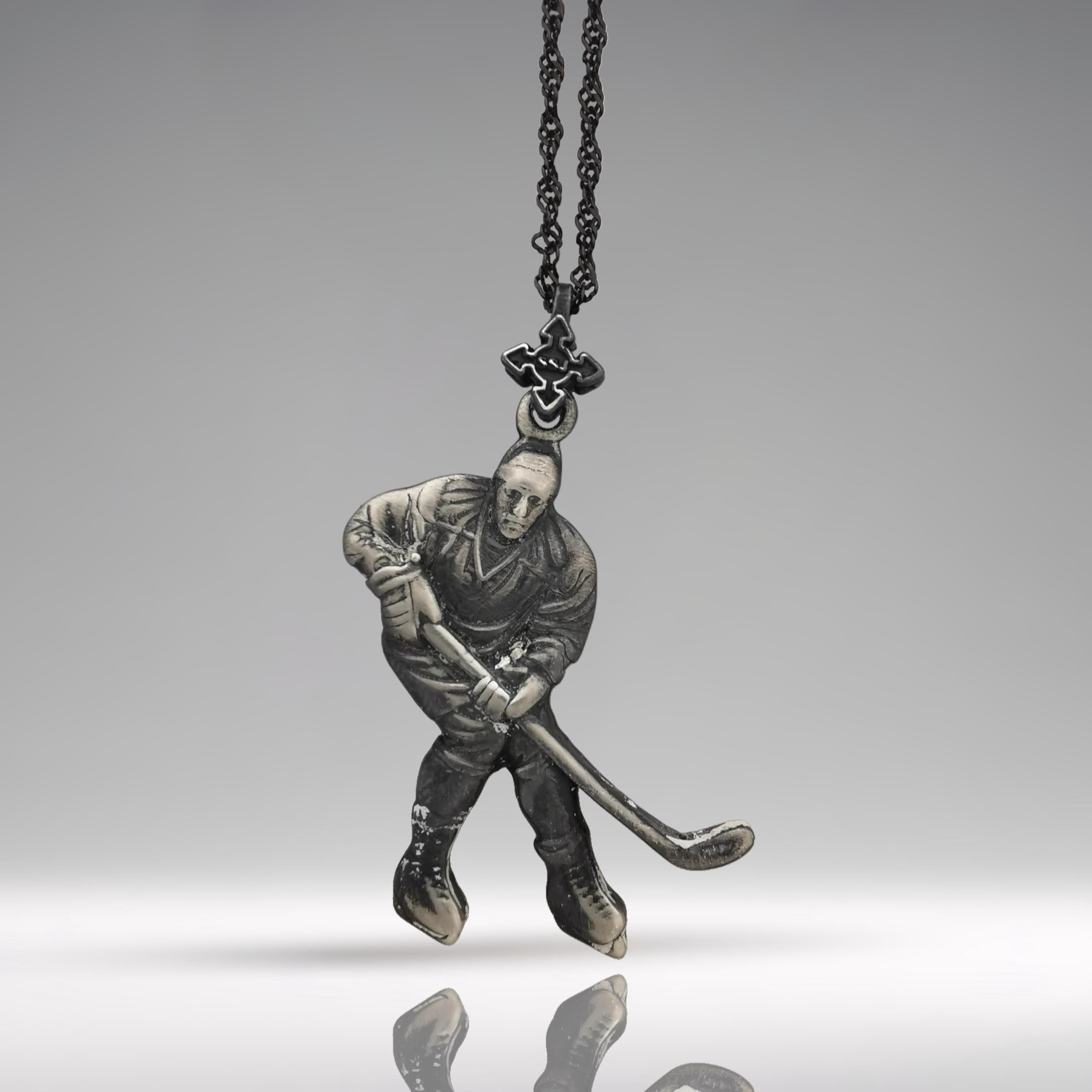 Хокеист (удар с шайба) – Мъжки спортен медальон от сребро 925 с винтидж покритие – Ръчно изработено спортно бижу – Идеален подарък за мъж, фен на хокея – SSJ
