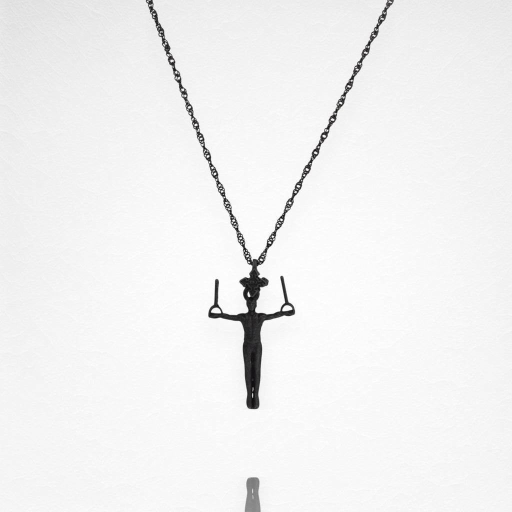 Мъжко спортно бижу от сребро 925 – Оксидиран медальон „Гимнастик на халки“ – Ръчно изработен талисман за гимнастици и спортисти – Идеален подарък за спортист, треньор или фен