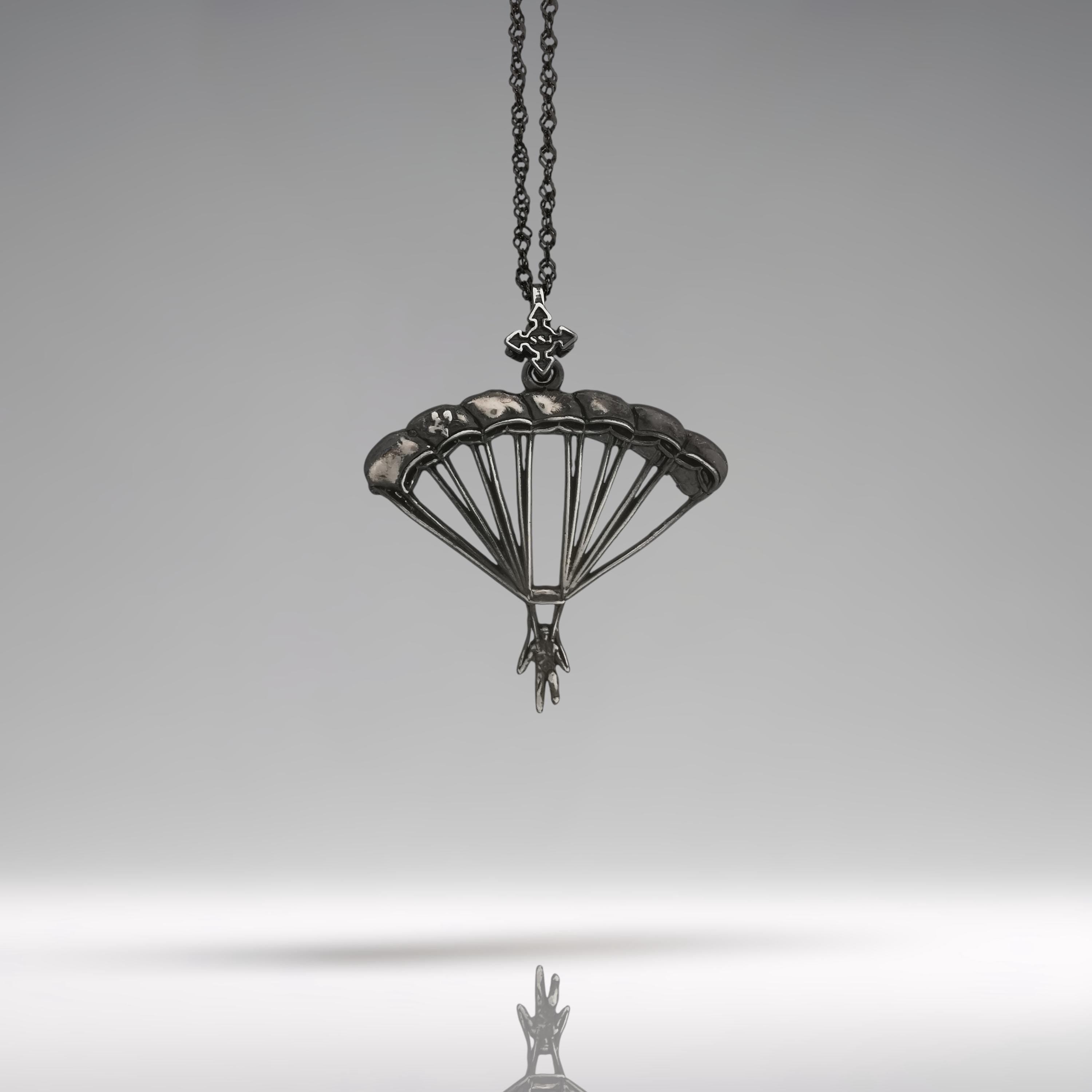 Парашутизъм (Скайдайвинг) – Унисекс спортен медальон от сребро 925 с винтидж покритие – Ръчно изработено спортно бижу – Идеален подарък за фен на екстремните спортове – SSJ