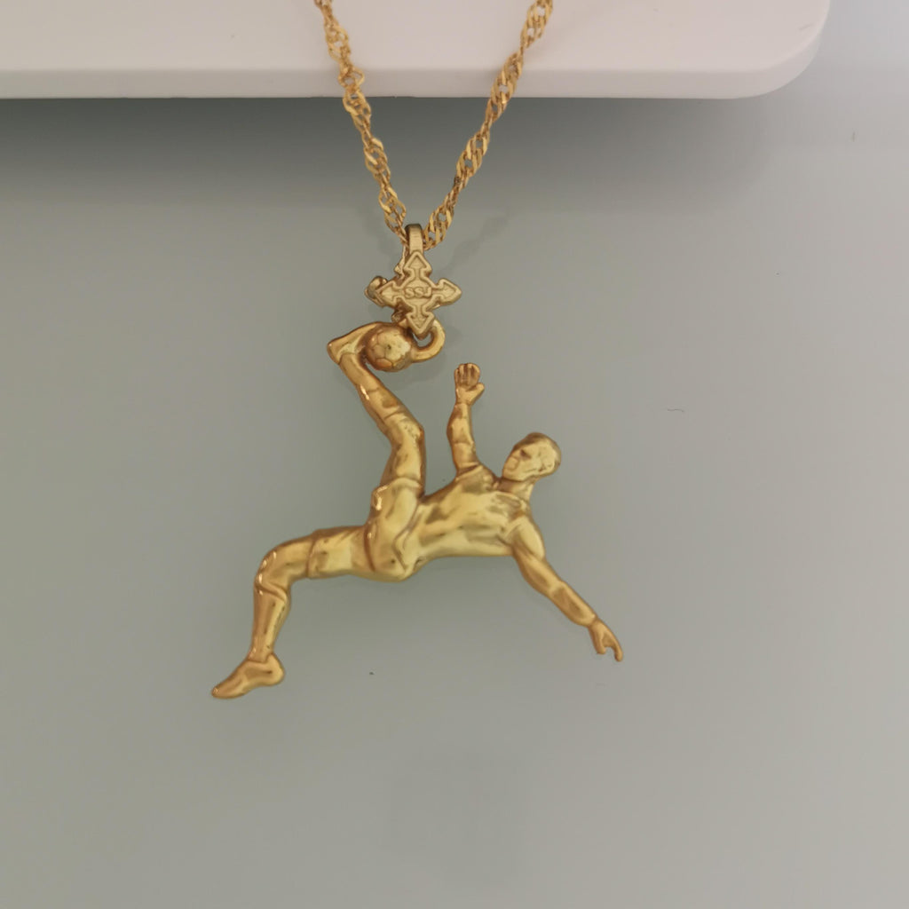 Футболист (задна ножица) – Мъжки спортен медальон от сребро 925 с позлатено покритие – Ръчно изработено спортно бижу – Идеален подарък за мъж, фен на футбола – SSJ