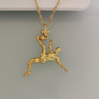 Футболист (задна ножица) – Мъжки спортен медальон от сребро 925 с позлатено покритие – Ръчно изработено спортно бижу – Идеален подарък за мъж, фен на футбола – SSJ