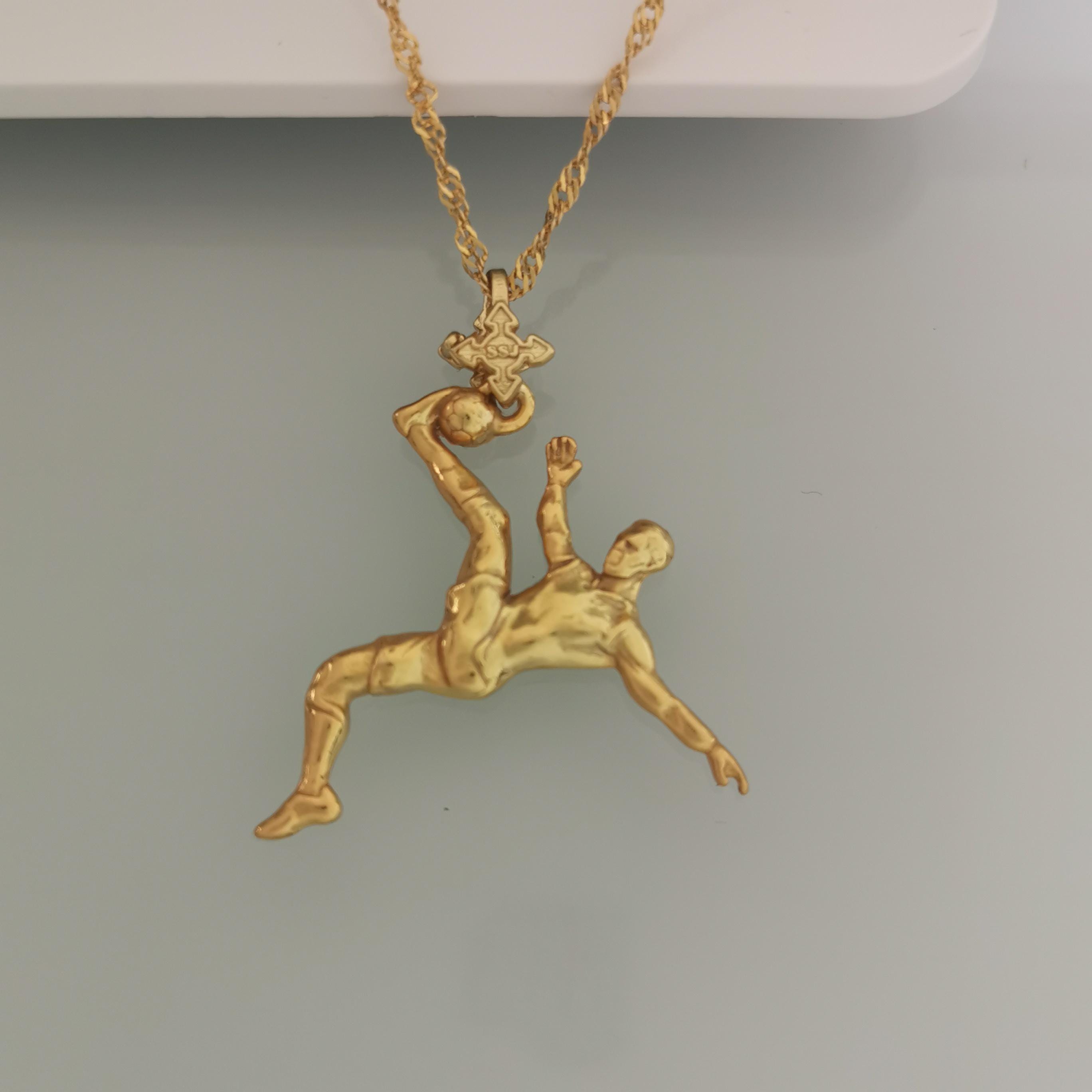 Футболист (задна ножица) – Мъжки спортен медальон от сребро 925 с позлатено покритие – Ръчно изработено спортно бижу – Идеален подарък за мъж, фен на футбола – SSJ