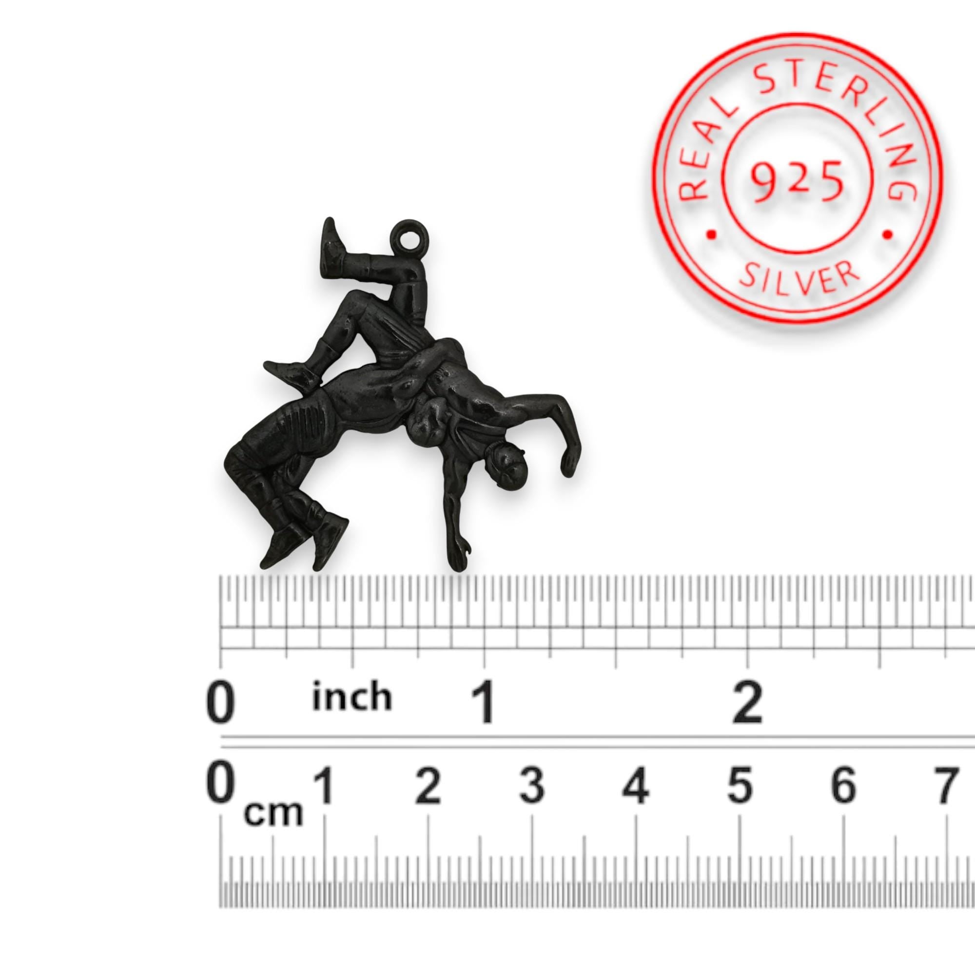 Борба – Мъжки спортен медальон от сребро 925 с оксидирано покритие – Ръчно изработено бижу талисман за борци, треньори и фенове на бойните изкуства – SSJ