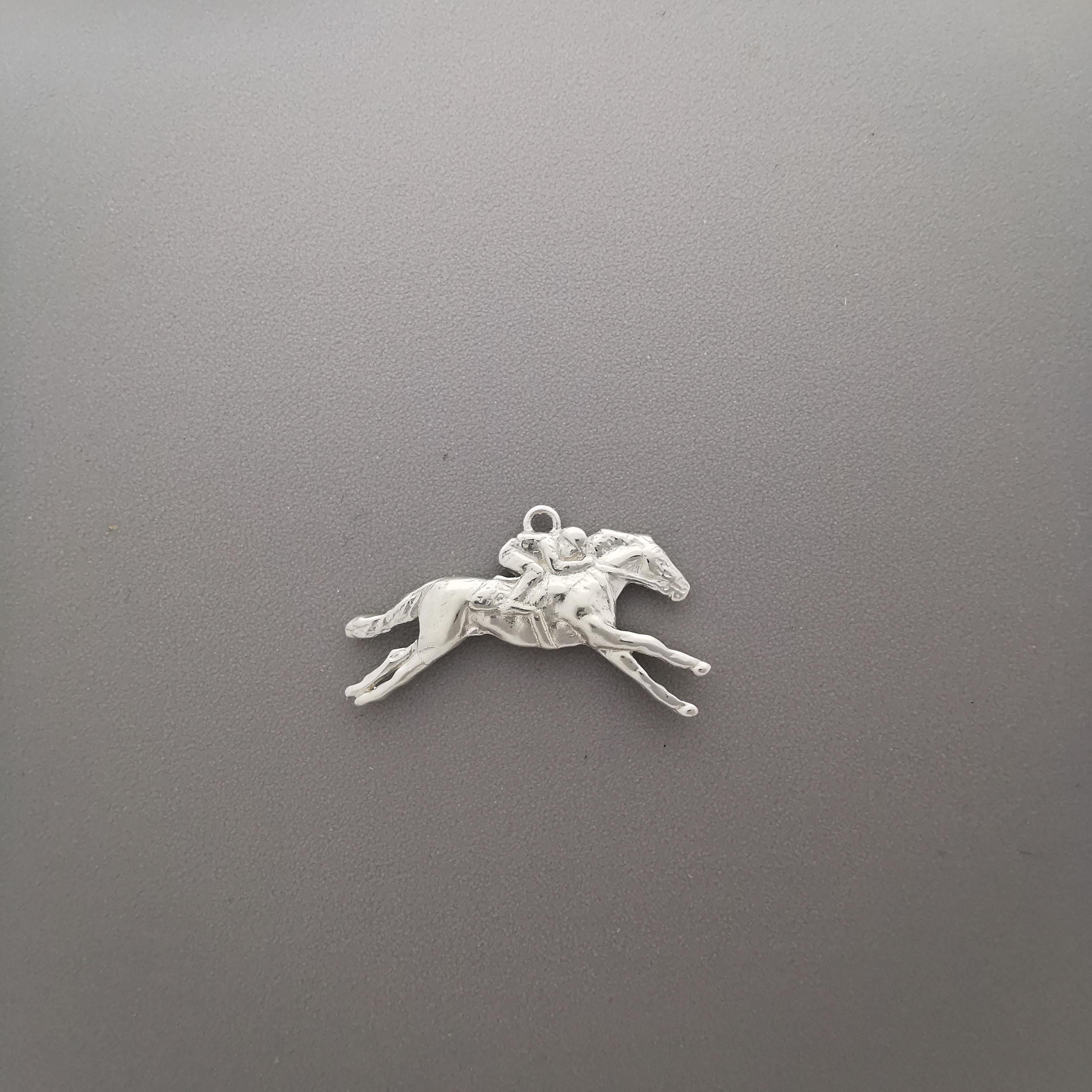 Конни надбягвания – Мъжки медальон „Жокей на състезателен кон“ – Класическо сребро 925 – Ръчно изработено спортно бижу/талисман за конен спорт – Идеален подарък за мъж – SSJ