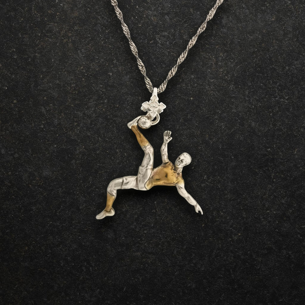 Футболист (задна ножица) – Мъжки спортен медальон от сребро 925 с частично позлатено покритие – Ръчно изработено спортно бижу – Идеален подарък за мъж, фен на футбола – SSJ