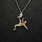 Футболист (задна ножица) – Мъжки спортен медальон от сребро 925 с частично позлатено покритие – Ръчно изработено спортно бижу – Идеален подарък за мъж, фен на футбола – SSJ