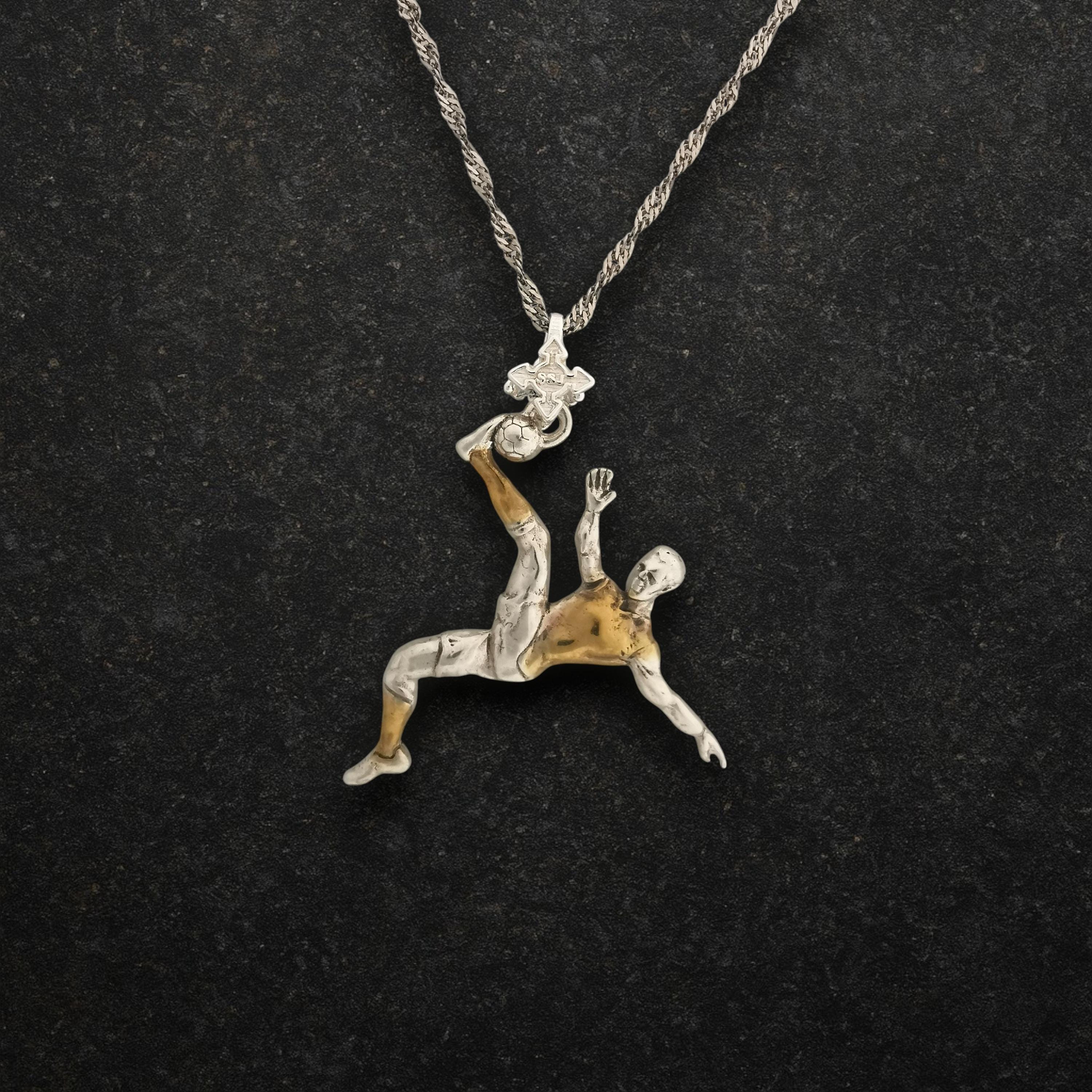 Футболист (задна ножица) – Мъжки спортен медальон от сребро 925 с частично позлатено покритие – Ръчно изработено спортно бижу – Идеален подарък за мъж, фен на футбола – SSJ