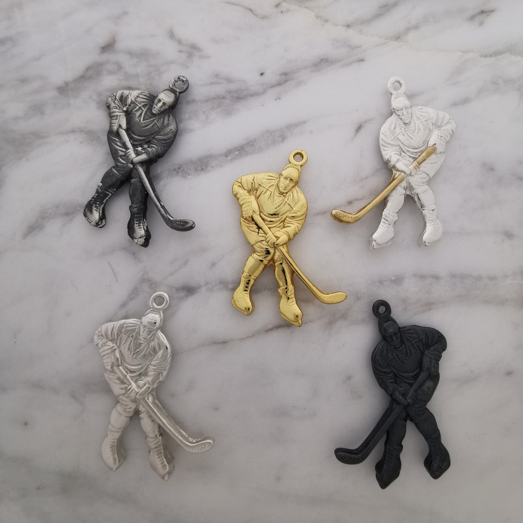 Хокеист (удар с шайба) – Мъжки спортен медальон от сребро 925 с оксидирано покритие – Ръчно изработено спортно бижу – Идеален подарък за мъж, фен на хокея – SSJ