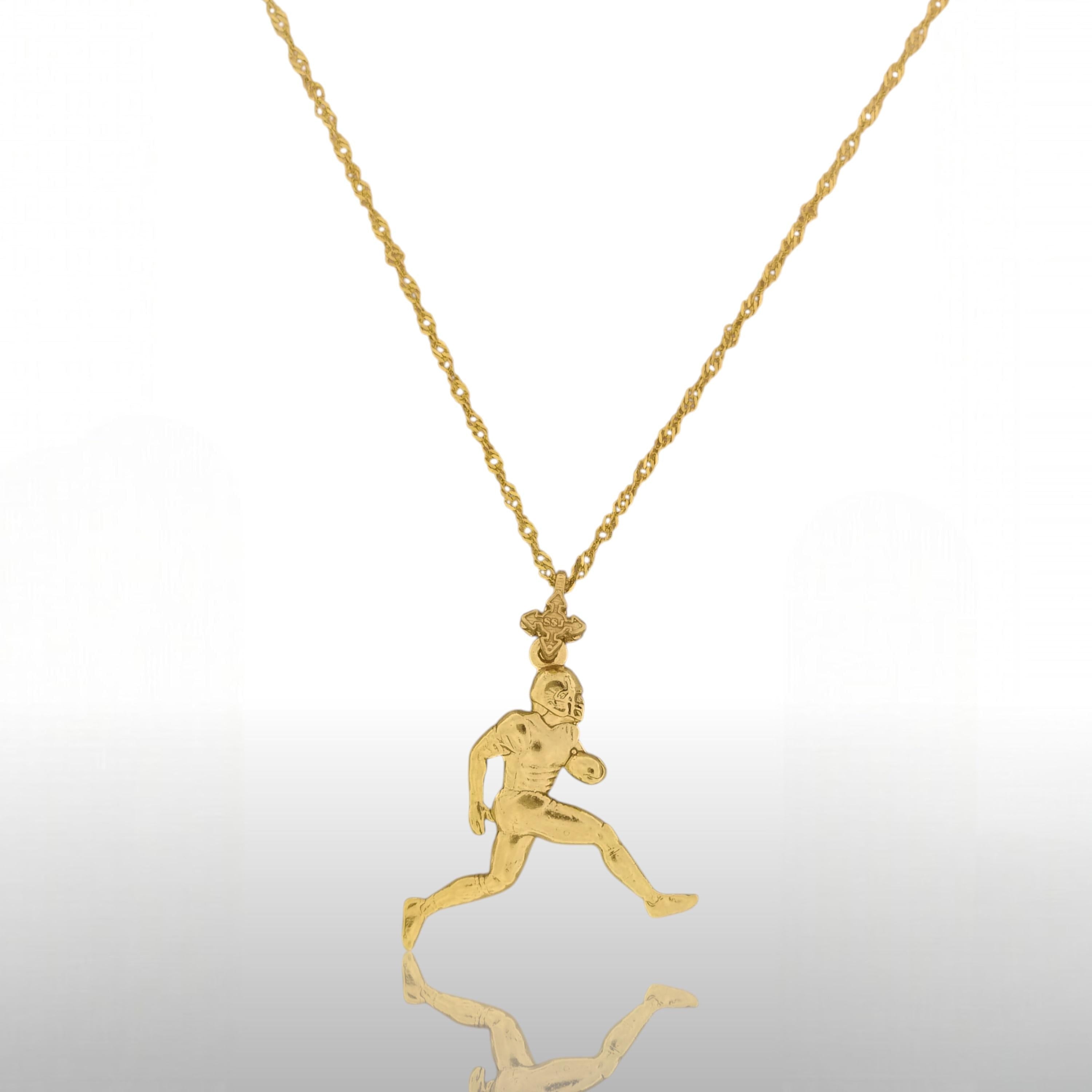 Американски футбол – Мъжки спортен медальон от сребро 925 с позлатено покритие – Ръчно изработено бижу талисман за спортисти и фенове – Идеален подарък за играч, треньор или почитател – SSJ