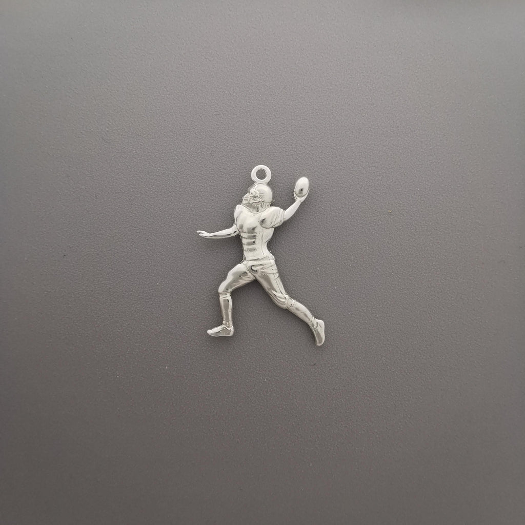 Американски футбол – Мъжки спортен медальон от сребро 925 с класическо полирано покритие – Ръчно изработено бижу талисман за спортисти и фенове – Идеален подарък за играч, треньор или почитател – SSJ