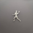 Американски футбол – Мъжки спортен медальон от сребро 925 с класическо полирано покритие – Ръчно изработено бижу талисман за спортисти и фенове – Идеален подарък за играч, треньор или почитател – SSJ