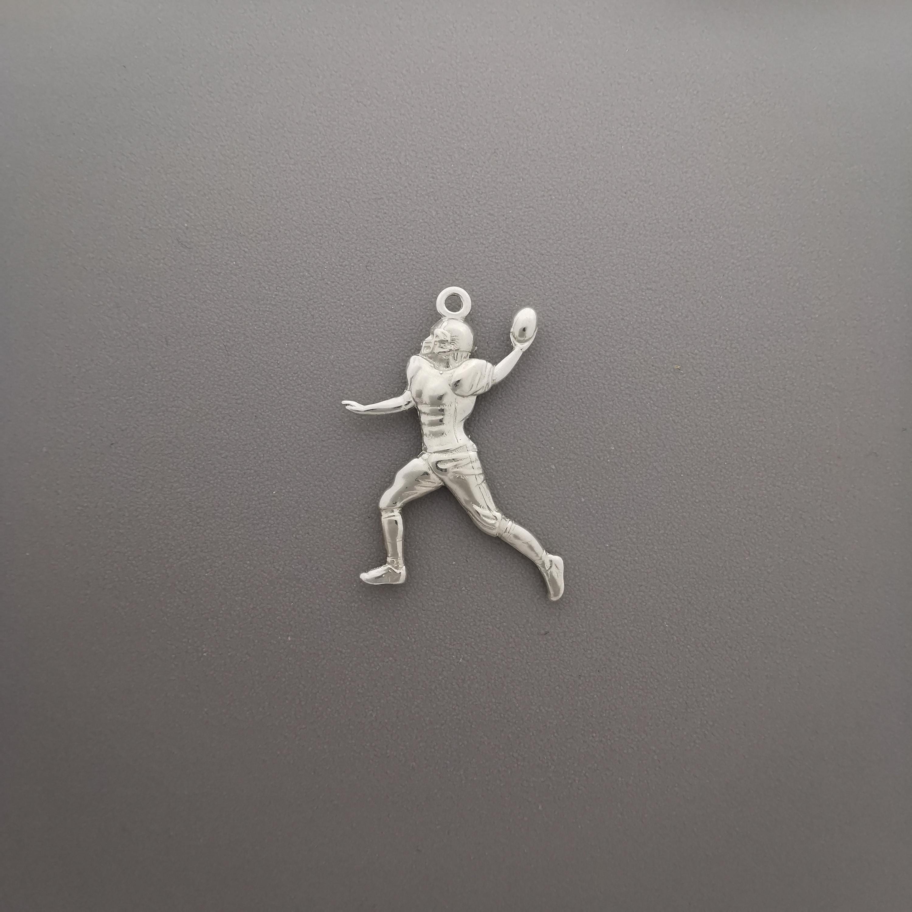 Американски футбол – Мъжки спортен медальон от сребро 925 с класическо полирано покритие – Ръчно изработено бижу талисман за спортисти и фенове – Идеален подарък за играч, треньор или почитател – SSJ