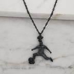 Футболист (удар с крак) – Мъжки спортен медальон от сребро 925 с оксидирано покритие – Ръчно изработено спортно бижу – Идеален подарък за мъж, фен на футбола – SSJ