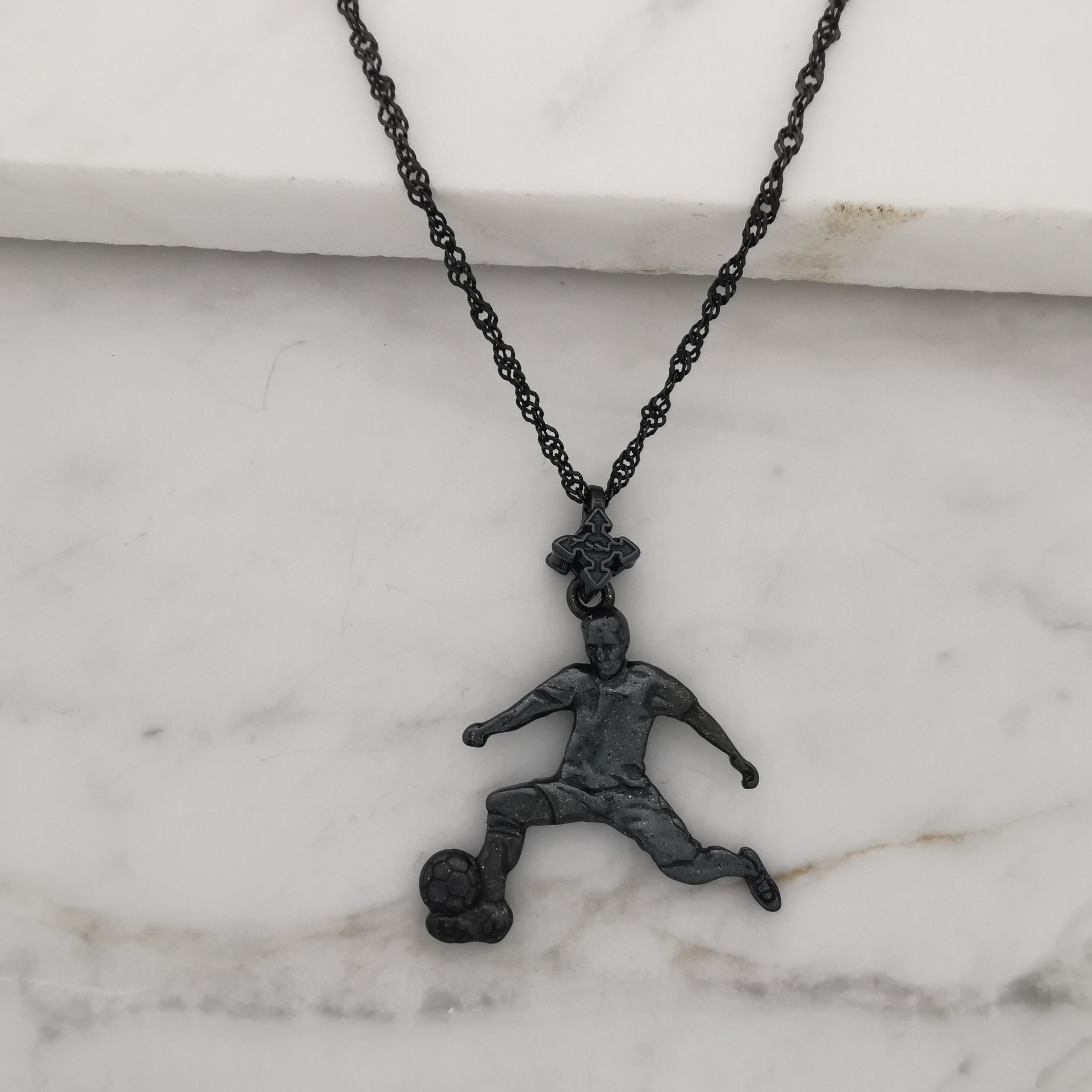 Футболист (удар с крак) – Мъжки спортен медальон от сребро 925 с оксидирано покритие – Ръчно изработено спортно бижу – Идеален подарък за мъж, фен на футбола – SSJ