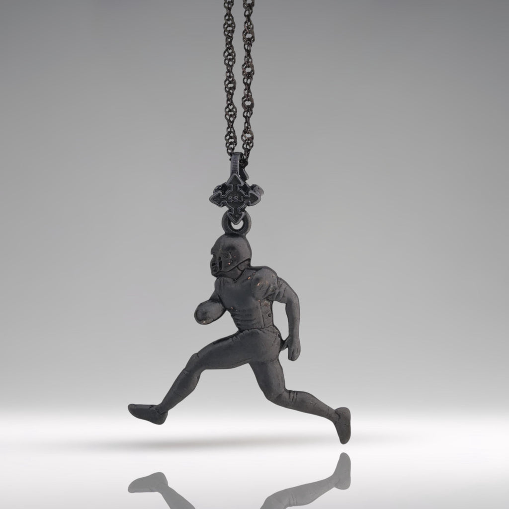 Американски футбол – Мъжки спортен медальон от сребро 925 с оксидирано покритие – Ръчно изработено бижу талисман за спортисти и фенове – Идеален подарък за играч, треньор или почитател – SSJ