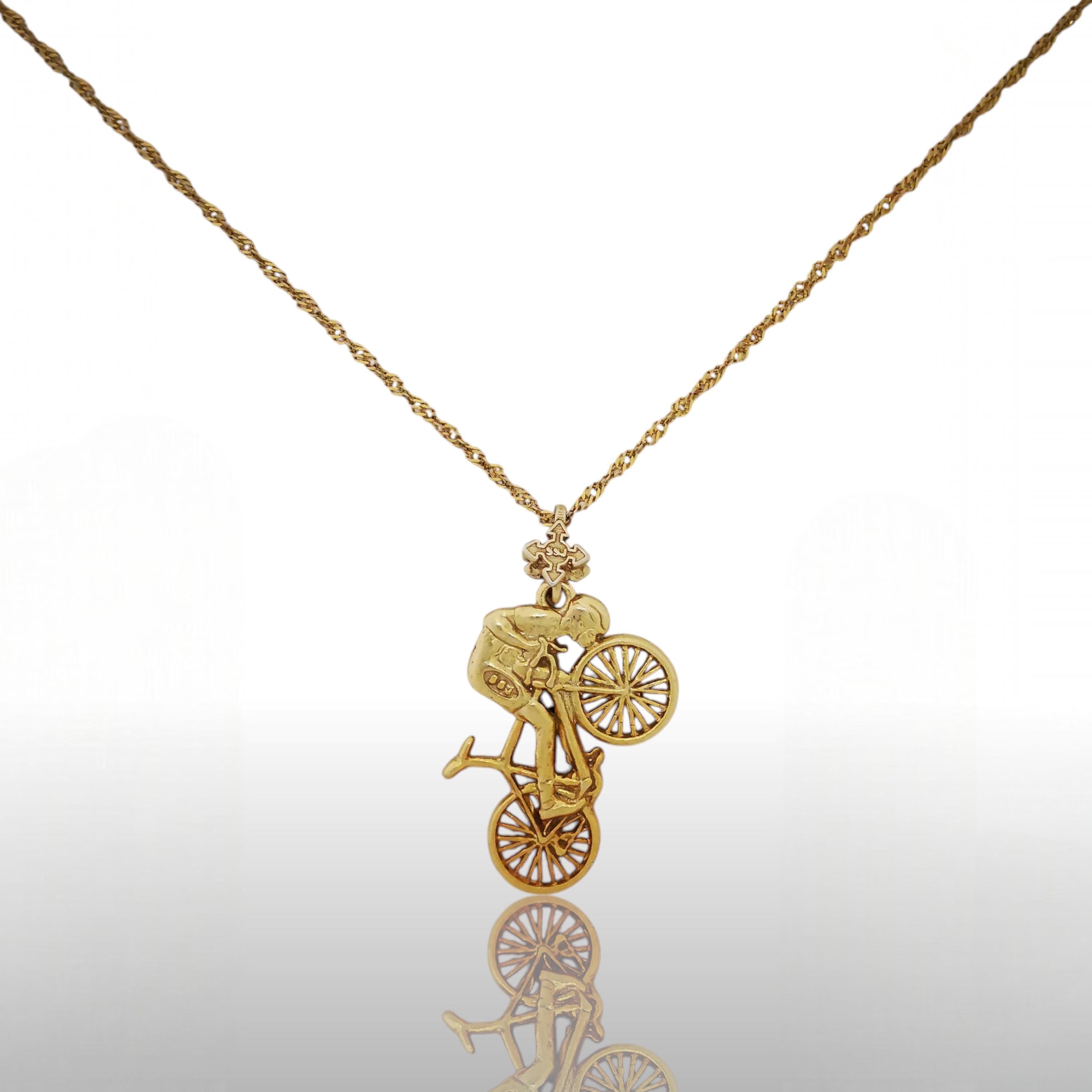 Колоездач – Мъжки спортен медальон от сребро 925 с позлатено покритие – Ръчно изработено бижу за шосейно колоездене – Символ на любовта към спорта – SSJ