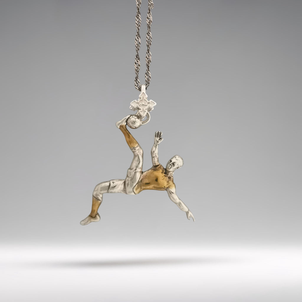 Футболист (задна ножица) – Мъжки спортен медальон от сребро 925 с частично позлатено покритие – Ръчно изработено спортно бижу – Идеален подарък за мъж, фен на футбола – SSJ