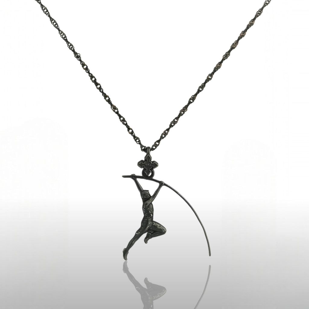 Овчарски скок – Мъжки спортен медальон от сребро 925 с оксидирано покритие – Ръчно изработено спортно бижу – Идеален подарък за мъж, фен на леката атлетика – SSJ