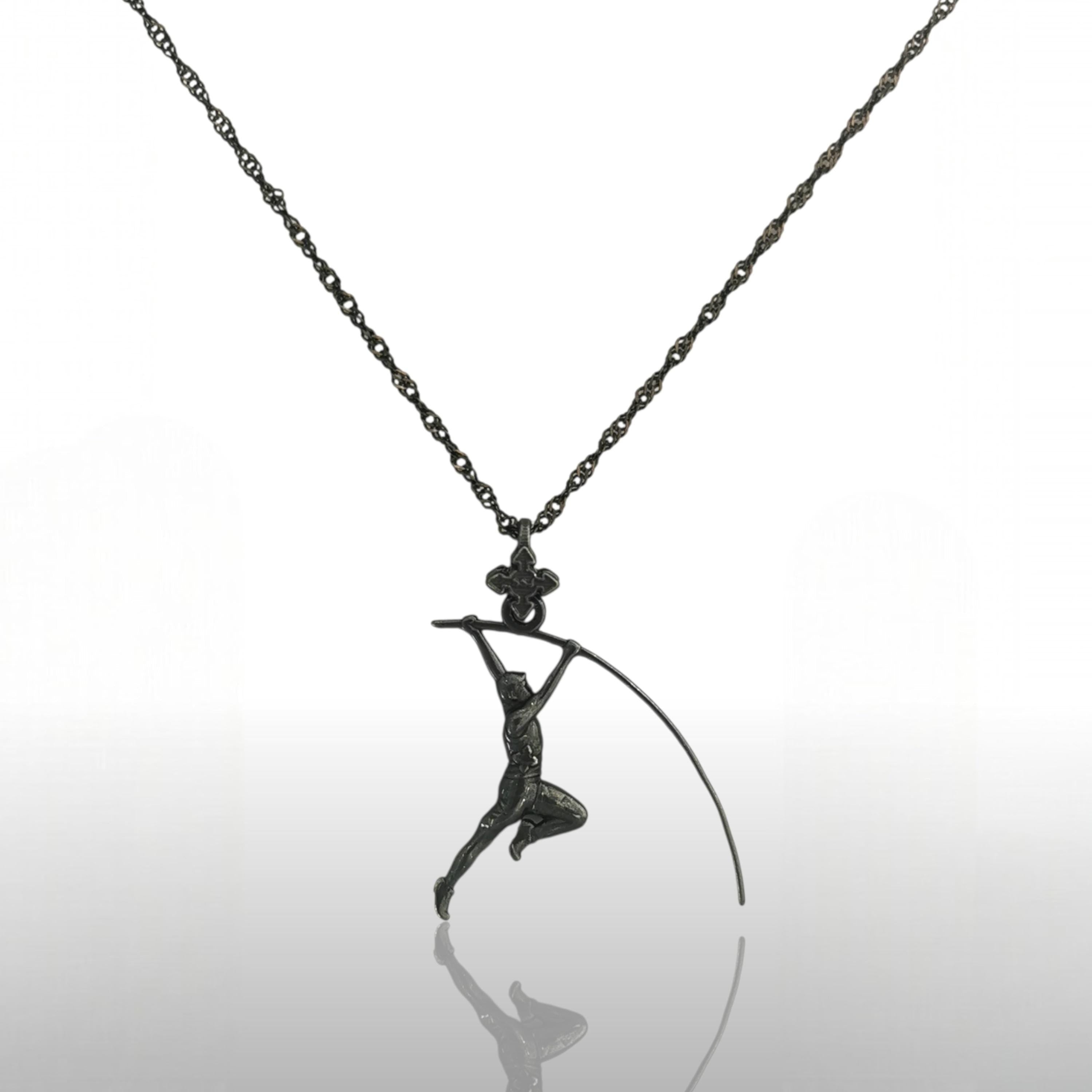 Овчарски скок – Мъжки спортен медальон от сребро 925 с оксидирано покритие – Ръчно изработено спортно бижу – Идеален подарък за мъж, фен на леката атлетика – SSJ