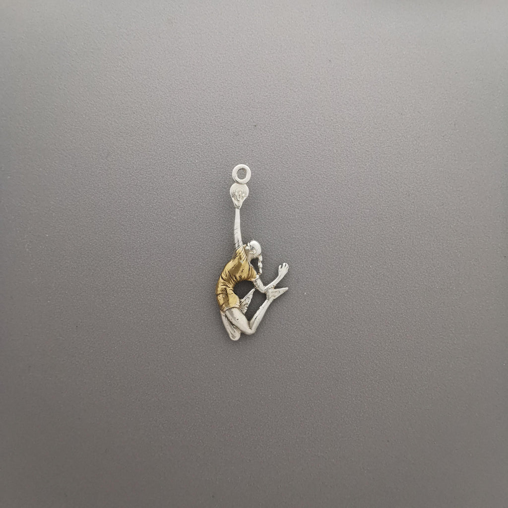 Волейболистка – Женски спортен медальон с частично позлатено покритие – Сребро 925 – Ръчно изработено бижу/талисман – SSJ