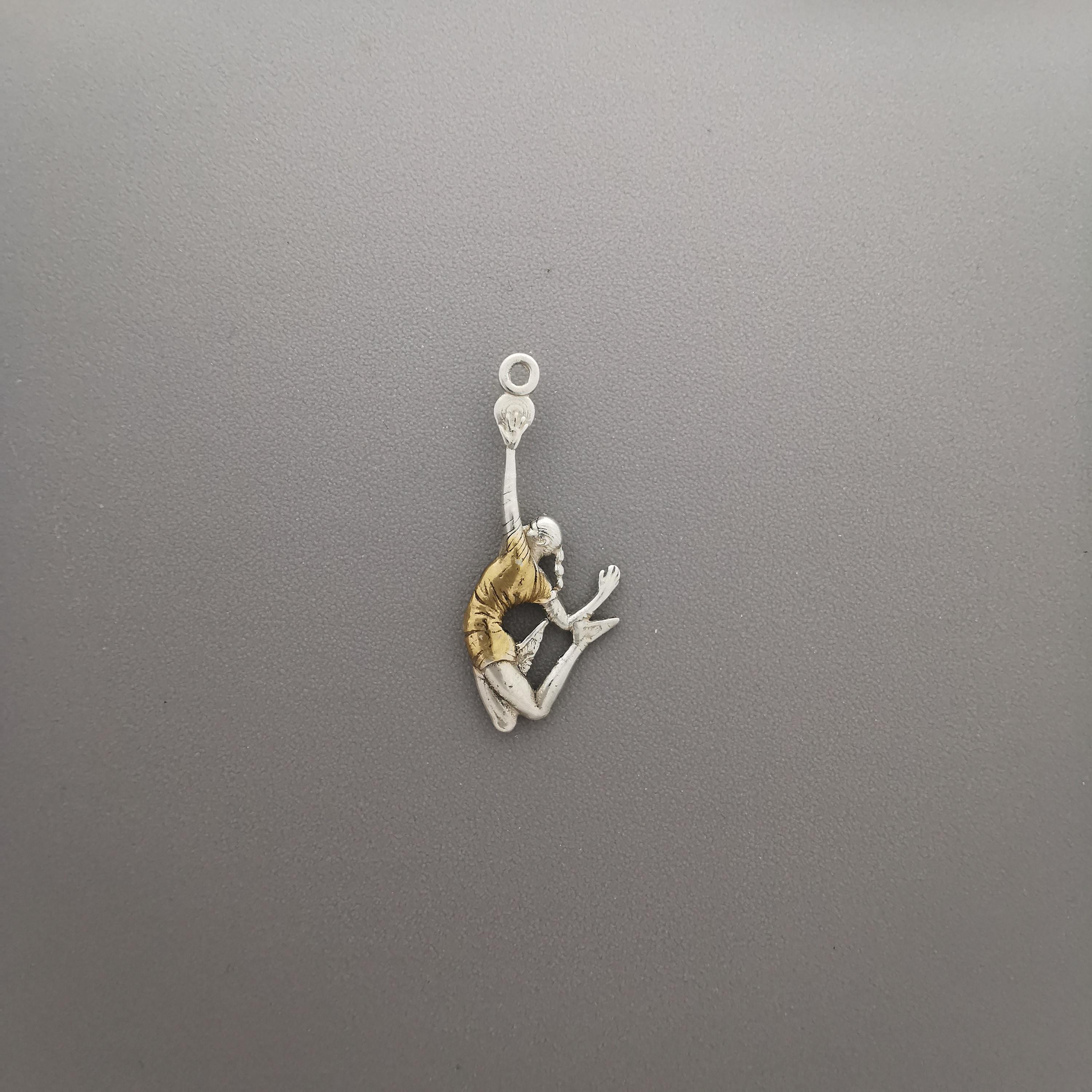 Волейболистка – Женски спортен медальон с частично позлатено покритие – Сребро 925 – Ръчно изработено бижу/талисман – SSJ