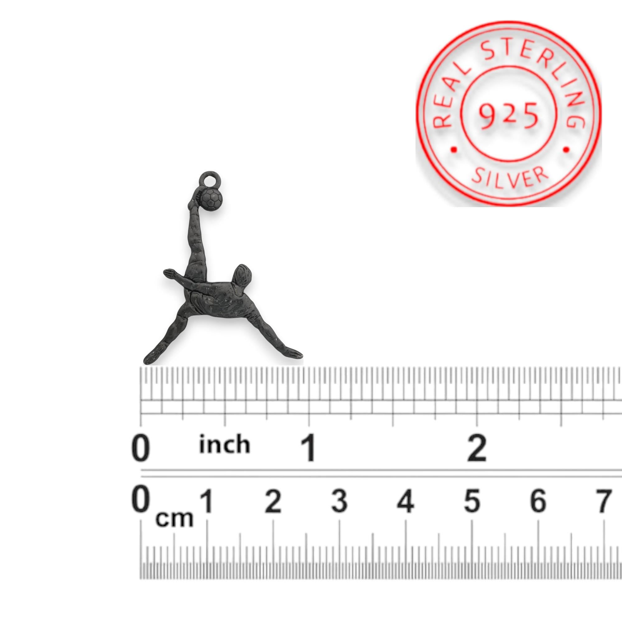 Футболист (задна ножица) – Мъжки спортен медальон от сребро 925 с оксидирано покритие – Ръчно изработено спортно бижу – Идеален подарък за мъж, фен на футбола – SSJ