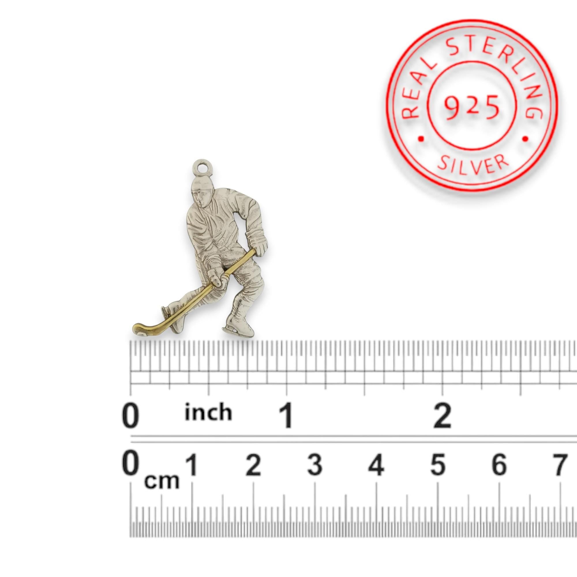 Хокеист (водене на шайба) – Мъжки спортен медальон от сребро 925 с частично позлатено покритие – Ръчно изработено спортно бижу – Идеален подарък за мъж, фен на хокея – SSJ