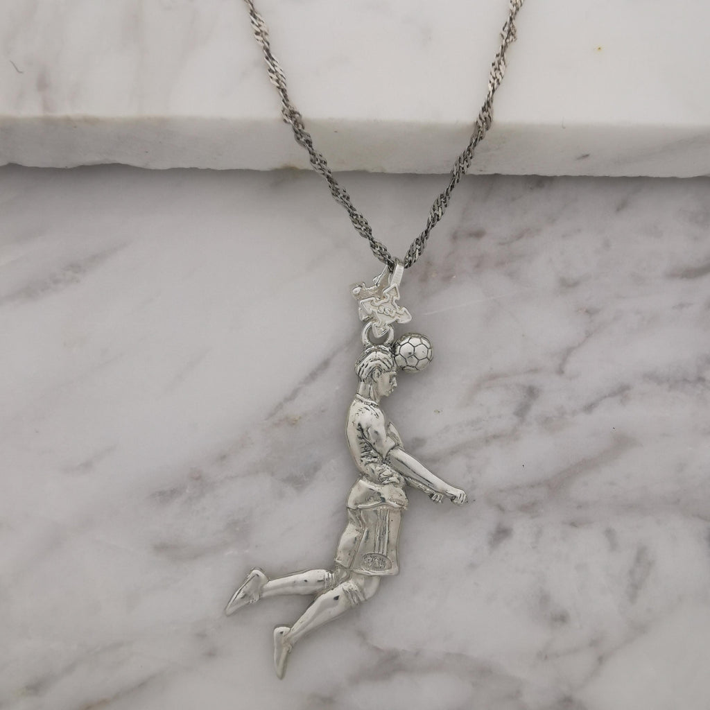 Футболист (удар с глава) – Мъжки спортен медальон от сребро 925 с класическо покритие – Ръчно изработено спортно бижу – Идеален подарък за мъж, фен на футбола – SSJ