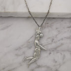 Футболист (удар с глава) – Мъжки спортен медальон от сребро 925 с класическо покритие – Ръчно изработено спортно бижу – Идеален подарък за мъж, фен на футбола – SSJ