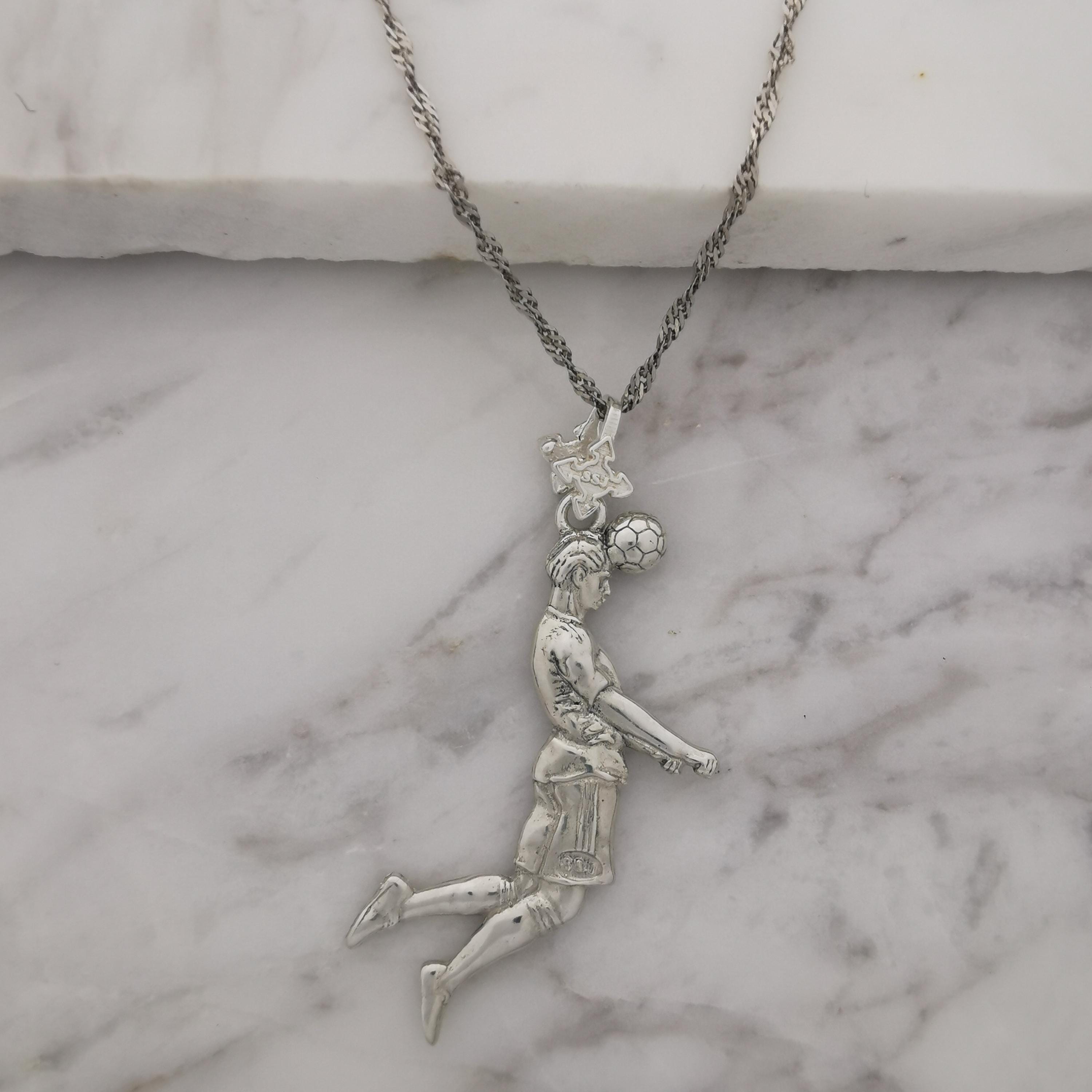 Футболист (удар с глава) – Мъжки спортен медальон от сребро 925 с класическо покритие – Ръчно изработено спортно бижу – Идеален подарък за мъж, фен на футбола – SSJ